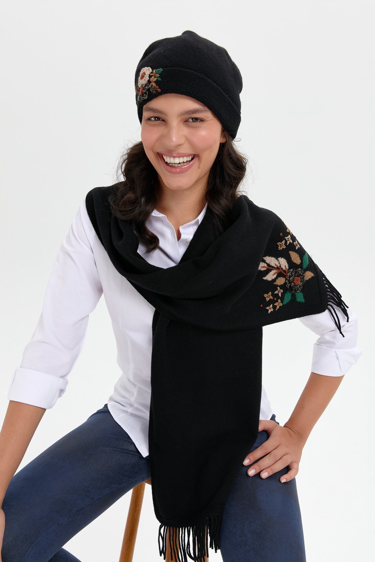 24026Kadın Papatya Çiçek İşlemeli Yün Bere Siyah