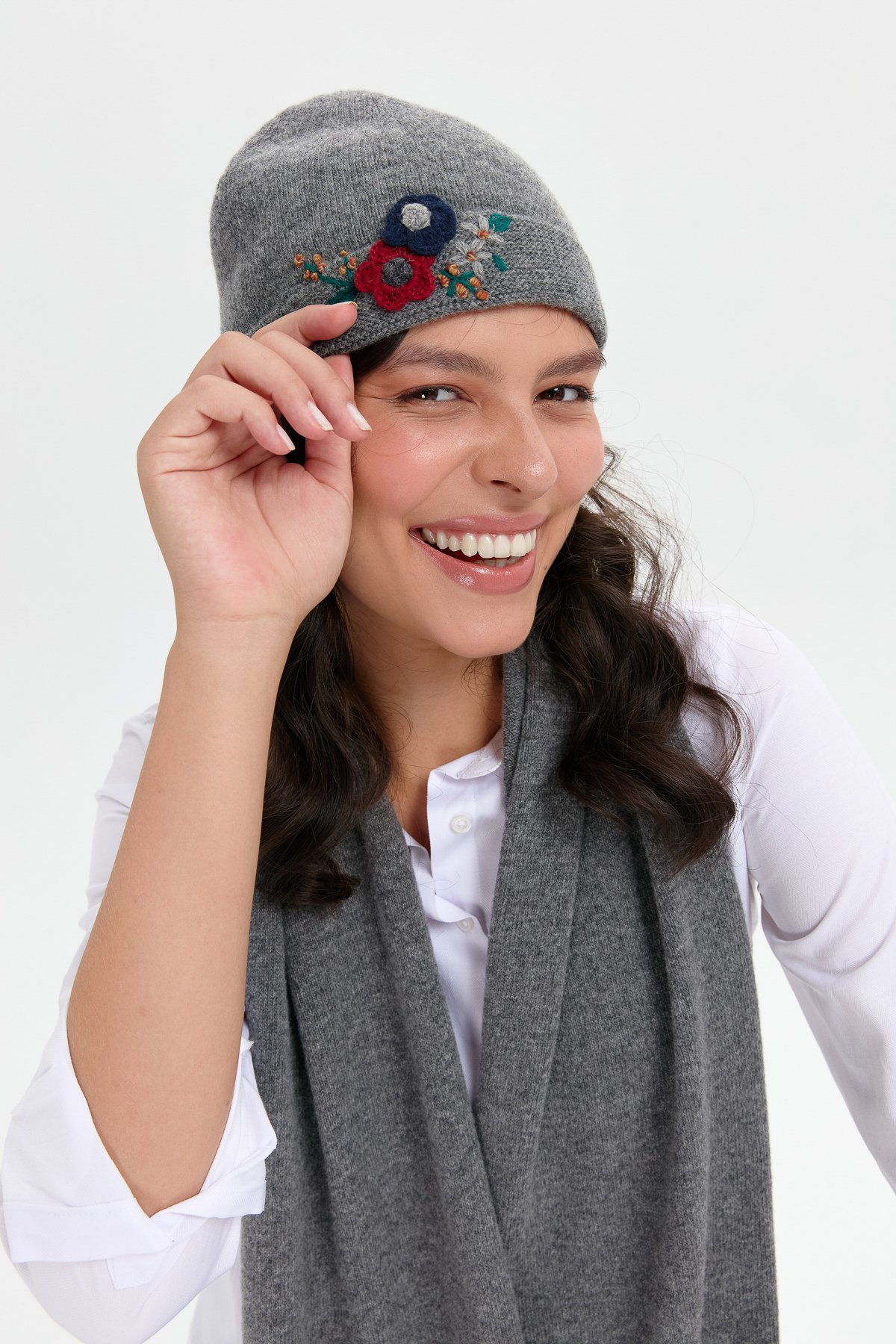 24026Kadın Papatya Çiçek İşlemeli Yün Bere Füme