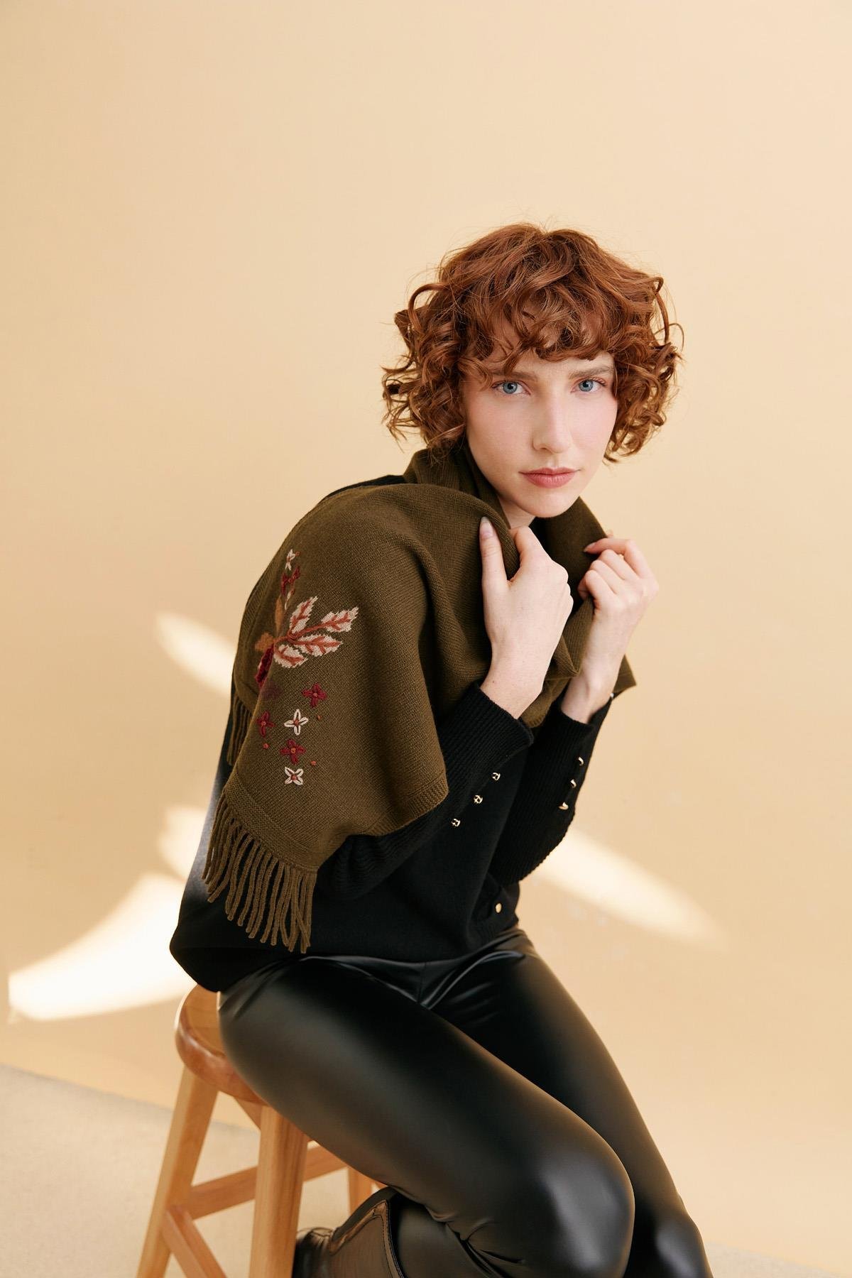 24027Kadın Papatya İşlemeli Püsküllü Yün Kaşkol A.Yeşil