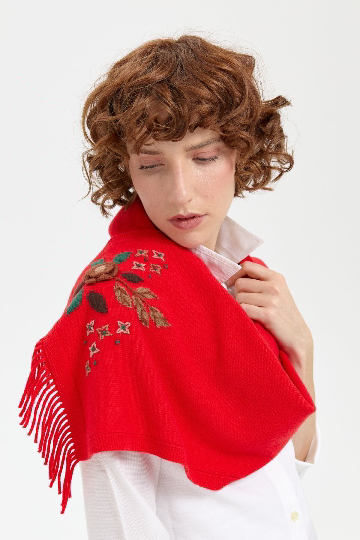 24027Kadın Papatya İşlemeli Püsküllü Yün Kaşkol Mercan