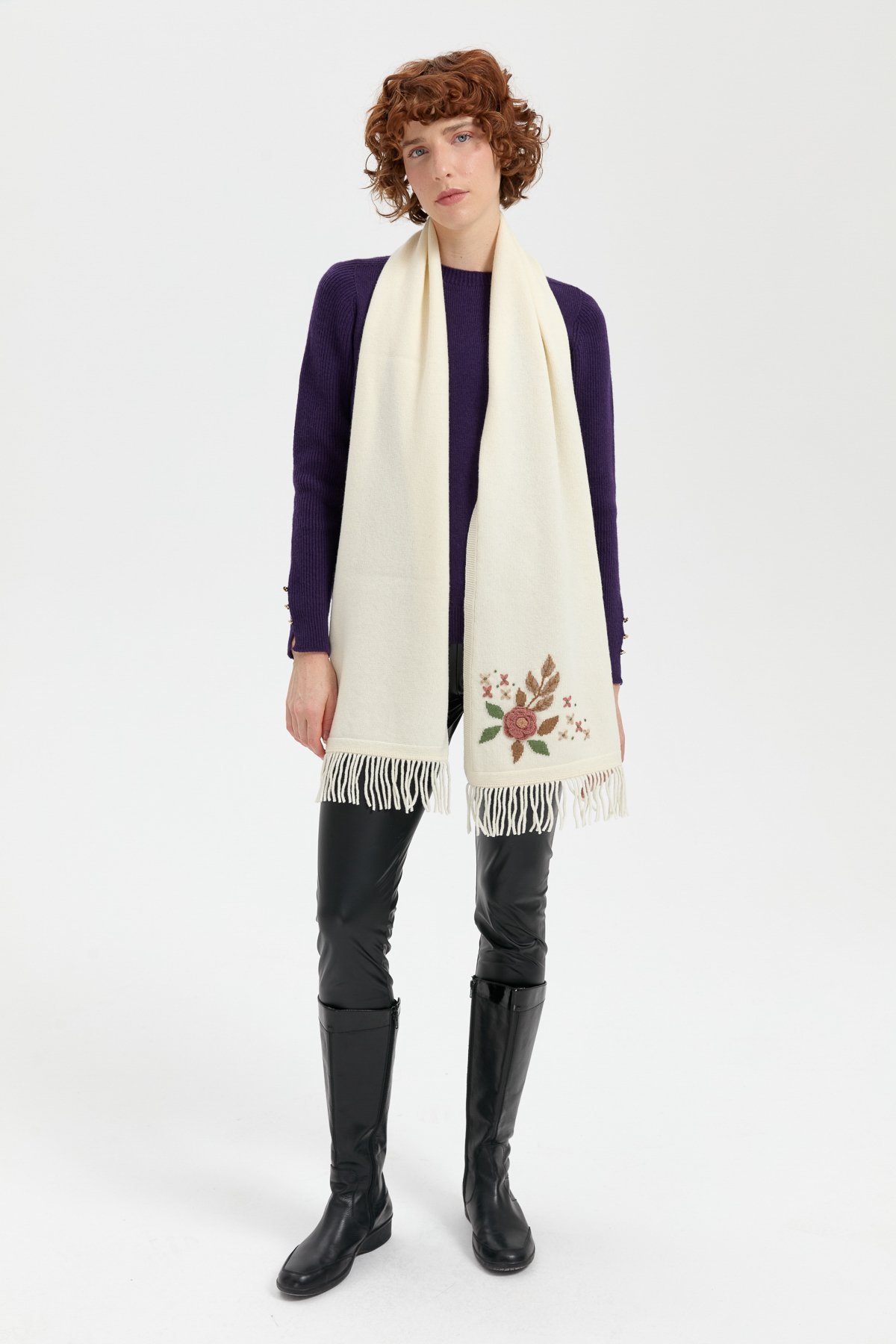 24027Kadın Papatya İşlemeli Püsküllü Yün Kaşkol Kemik