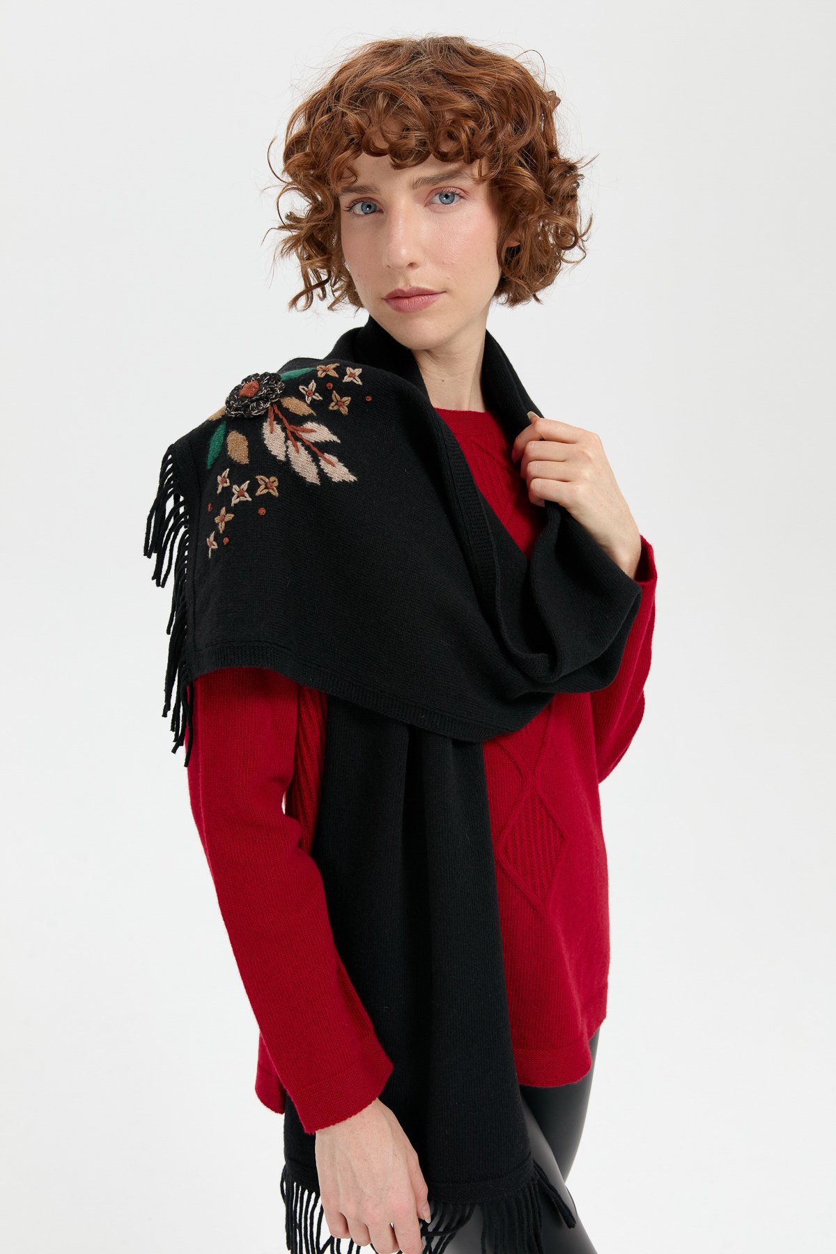 24027Kadın Papatya İşlemeli Püsküllü Yün Kaşkol Siyah