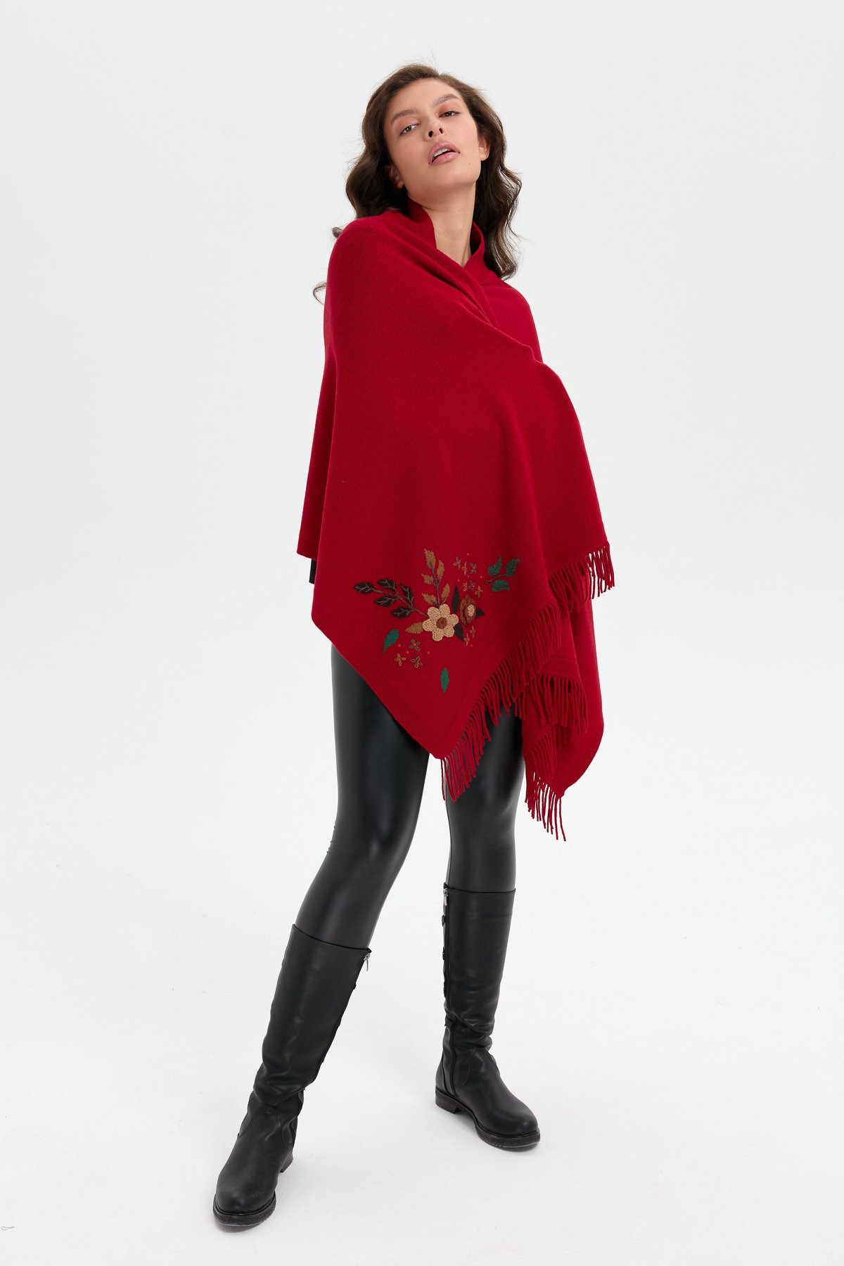 24028Kadın Papatya İşlemeli Püsküllü Yün Şal K.Kırmızı