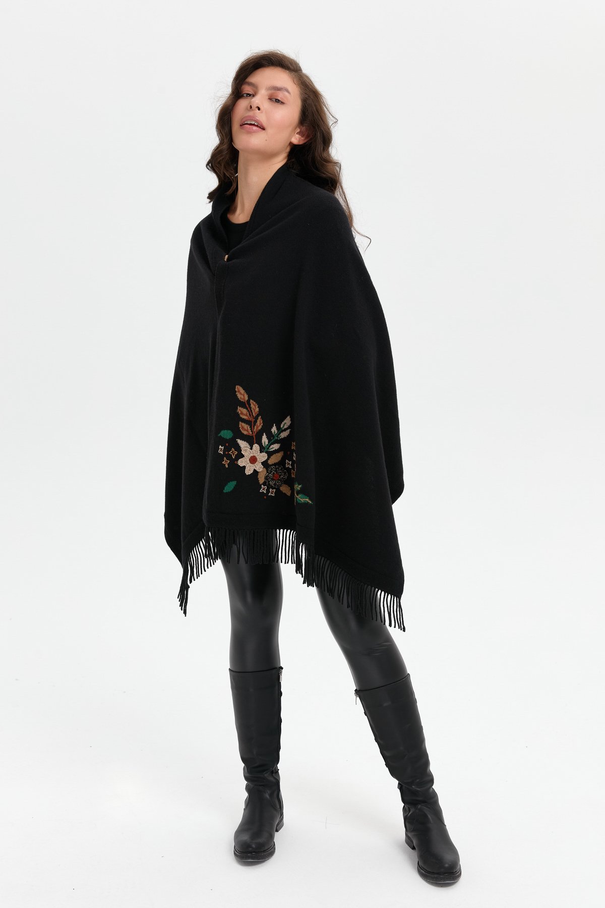 24028Kadın Papatya İşlemeli Püsküllü Yün Şal Siyah