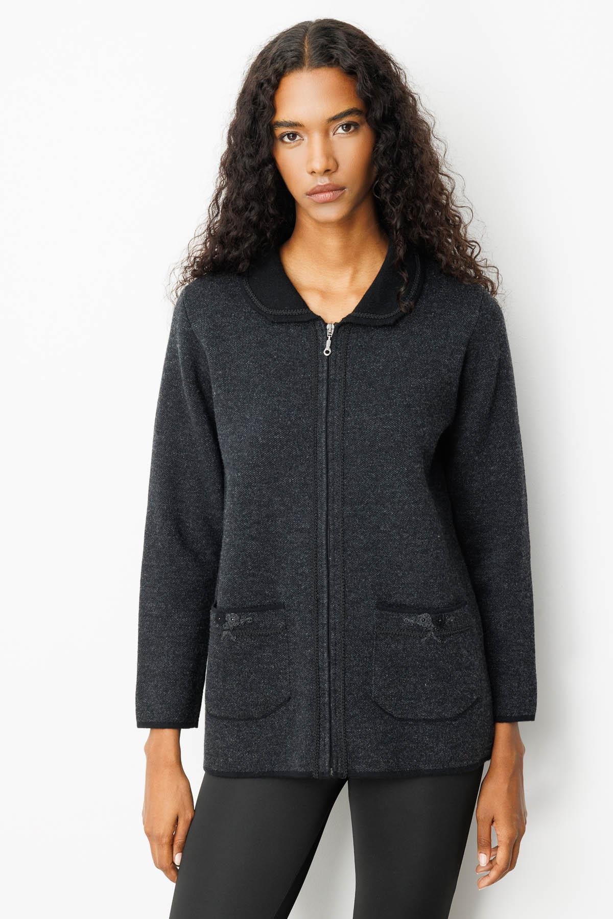 25032Kadın Polo Yaka Cebi Nakış İşlemeli Yün Hırka Siyah