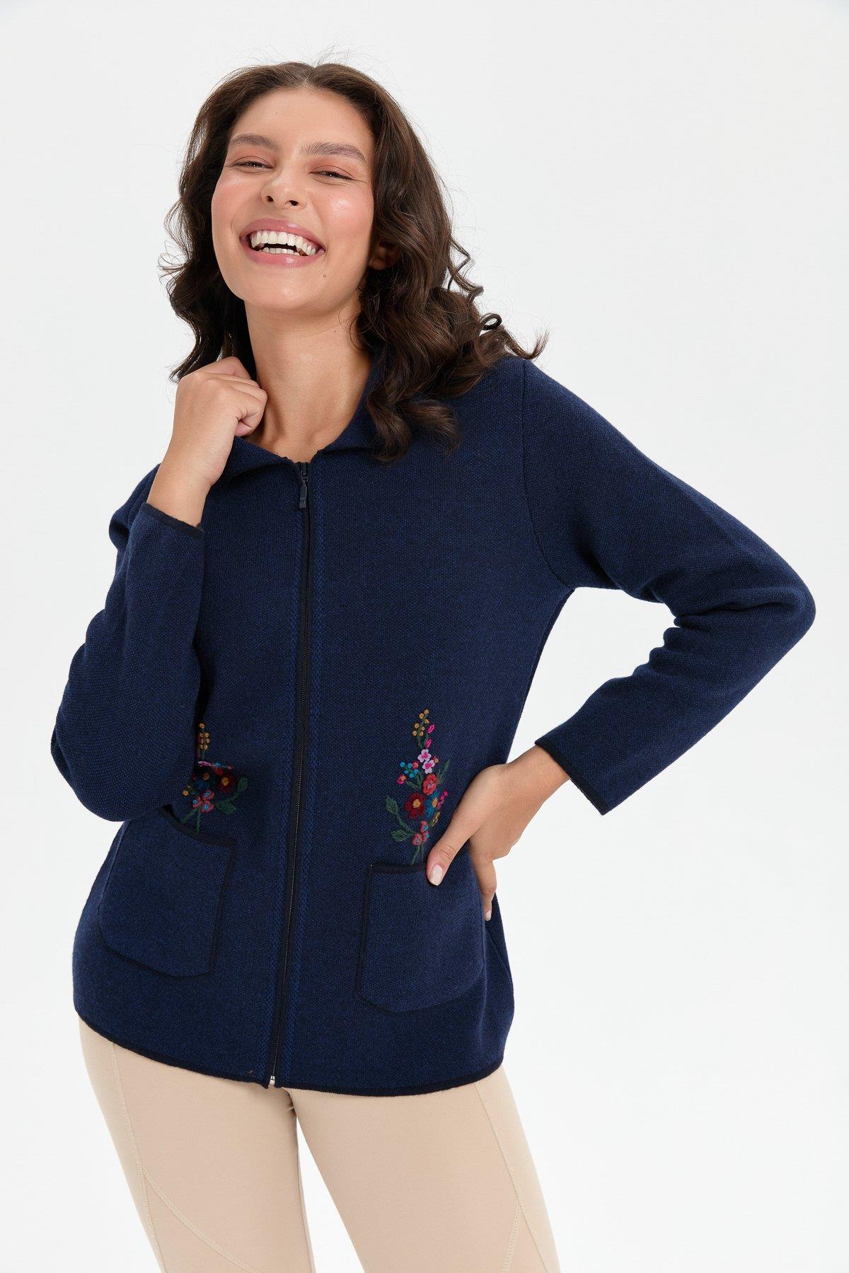 24005Kadın Polo Yaka İşlemeli Kısa Yün Hırka K.Lacivert