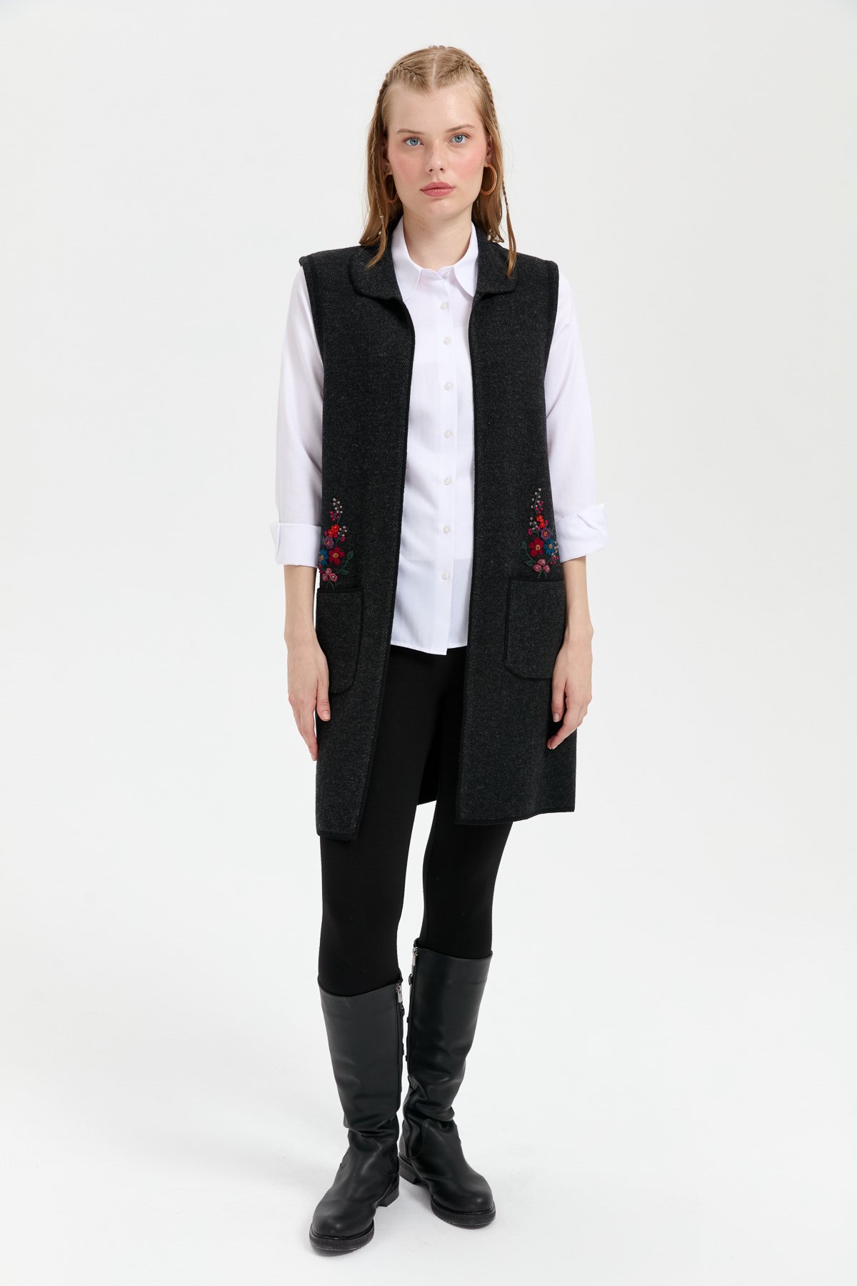 24002Kadın Polo Yaka Önü Açık İşlemeli Uzun Yün Yelek Siyah