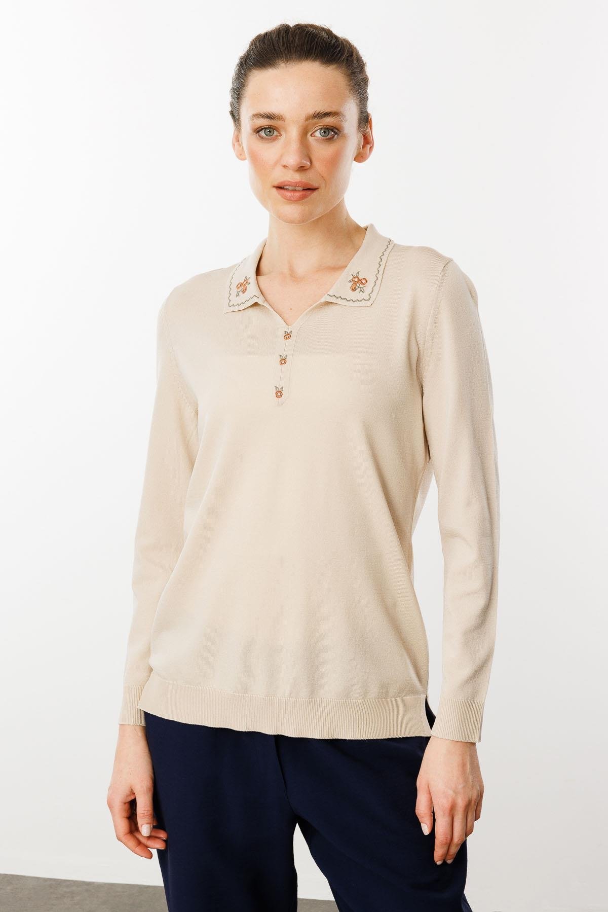25359Kadın Polo Yaka Yakası Nakışlı Bluz Bej