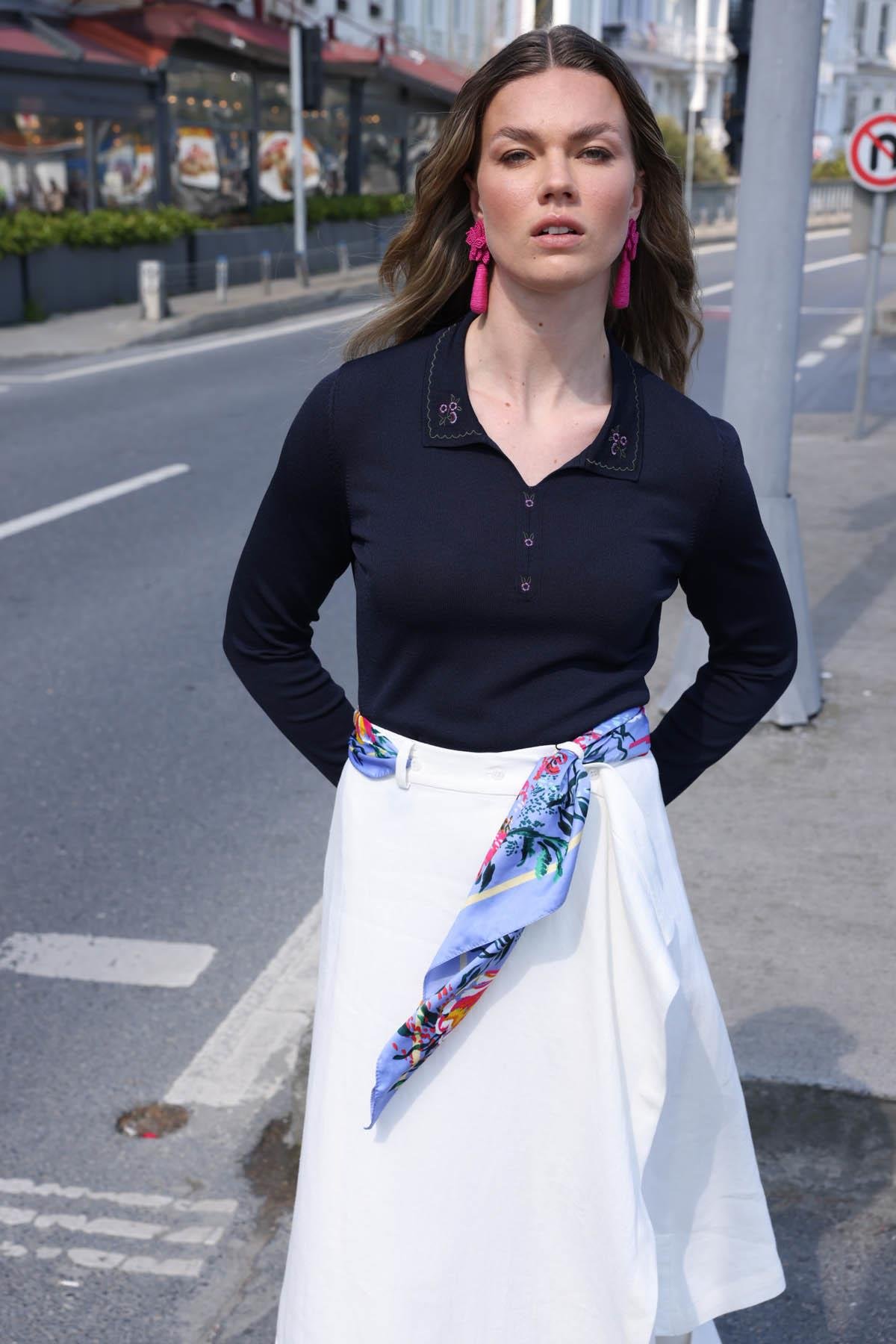 25359Kadın Polo Yaka Yakası Nakışlı Bluz Lacivert