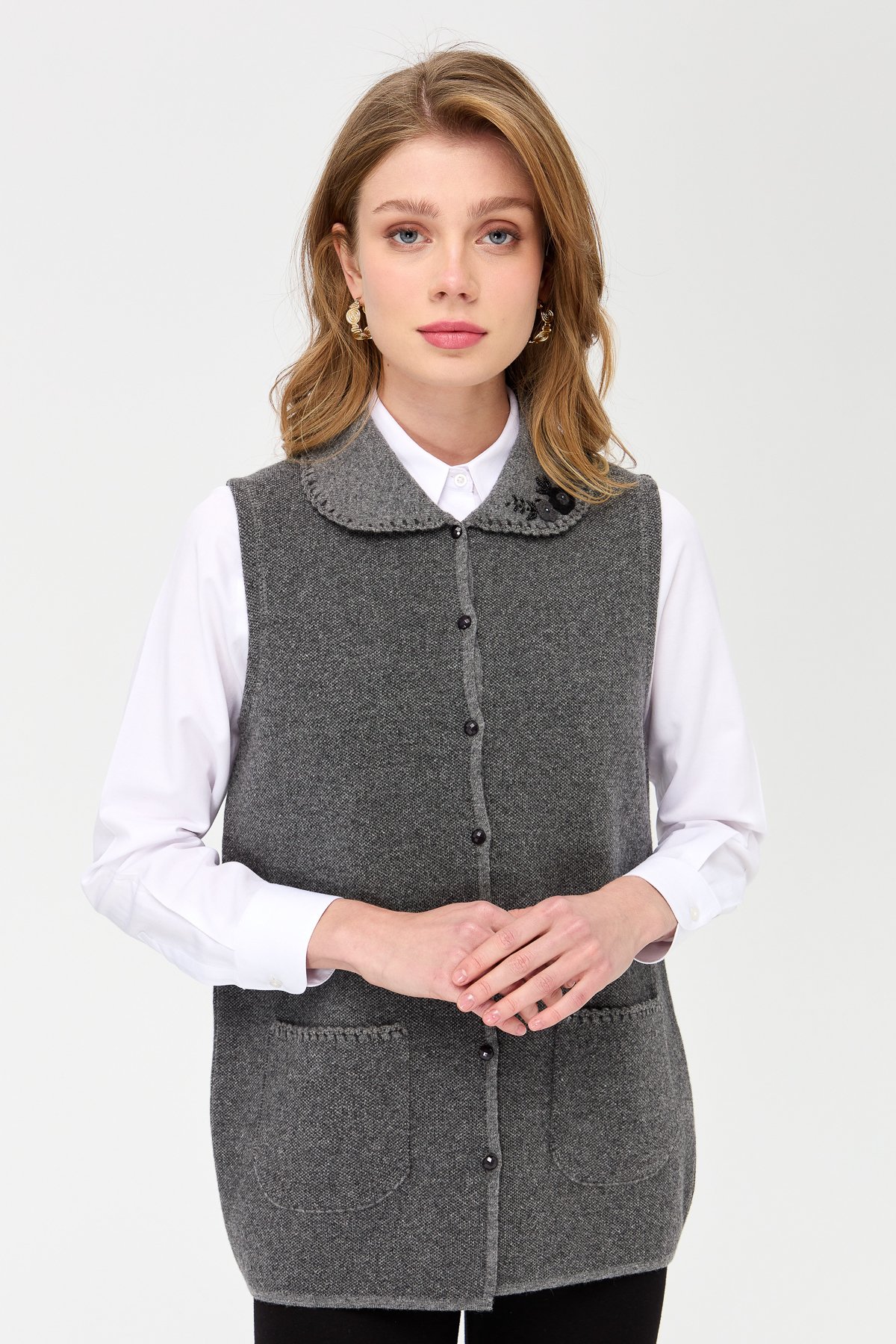 22228Kadın Polo Yaka Yakası ve Cebi Tığlamalı Yün Yelek Füme