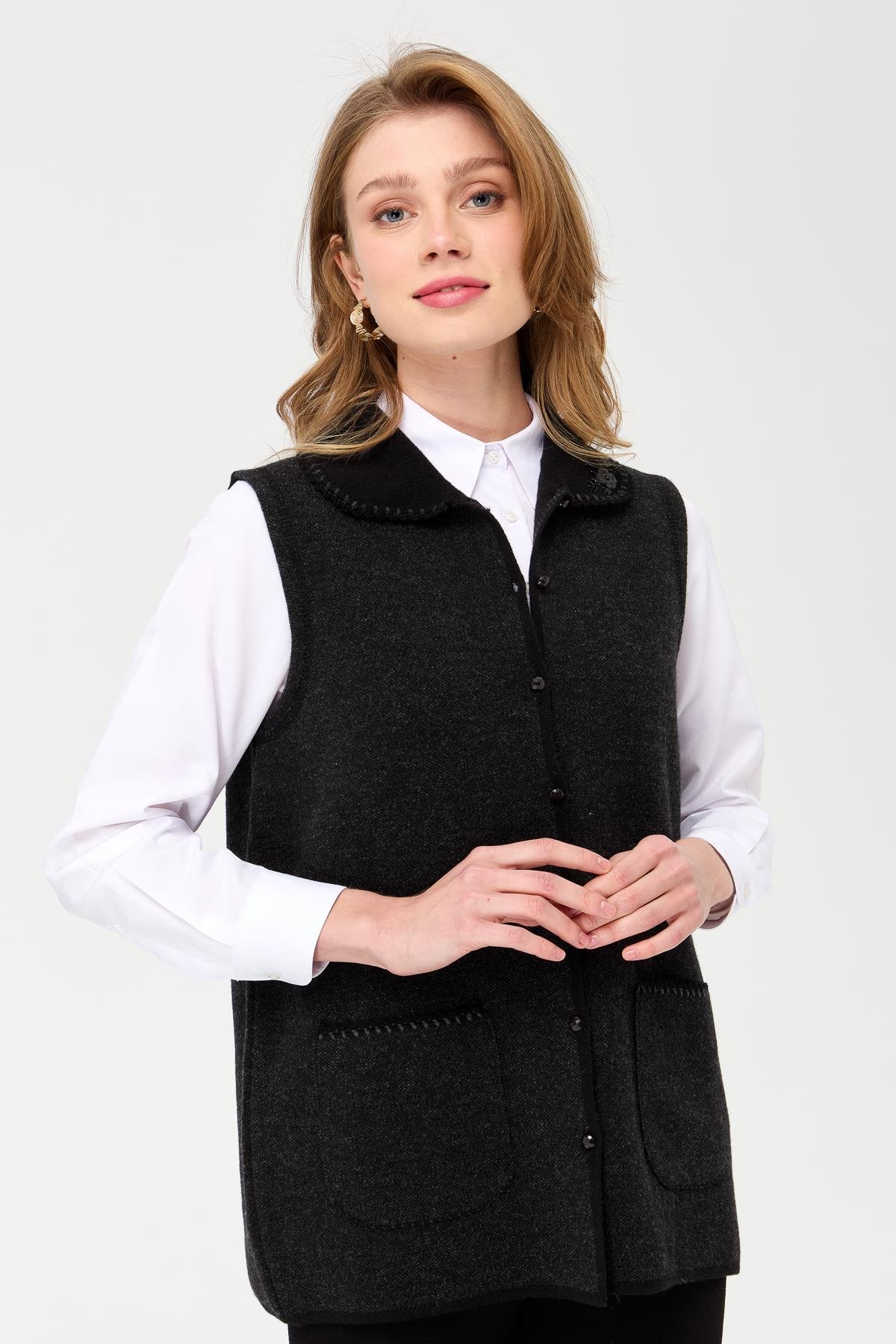 22228Kadın Polo Yaka Yakası ve Cebi Tığlamalı Yün Yelek Siyah