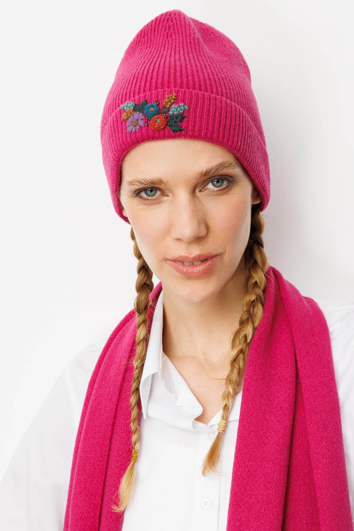 25070Kadın Rokoko Nakış İşlemeli Yün Bere Sıklamen