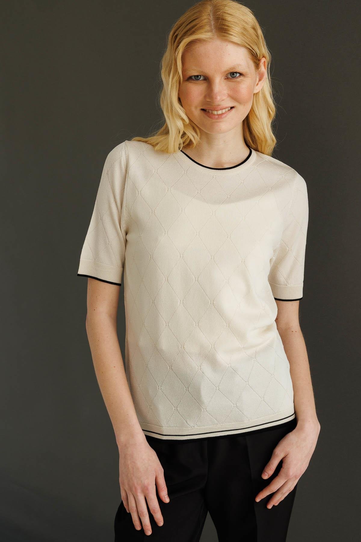 25356Kadın Sıfır Yaka Baklava Desenli T-shirt Krem