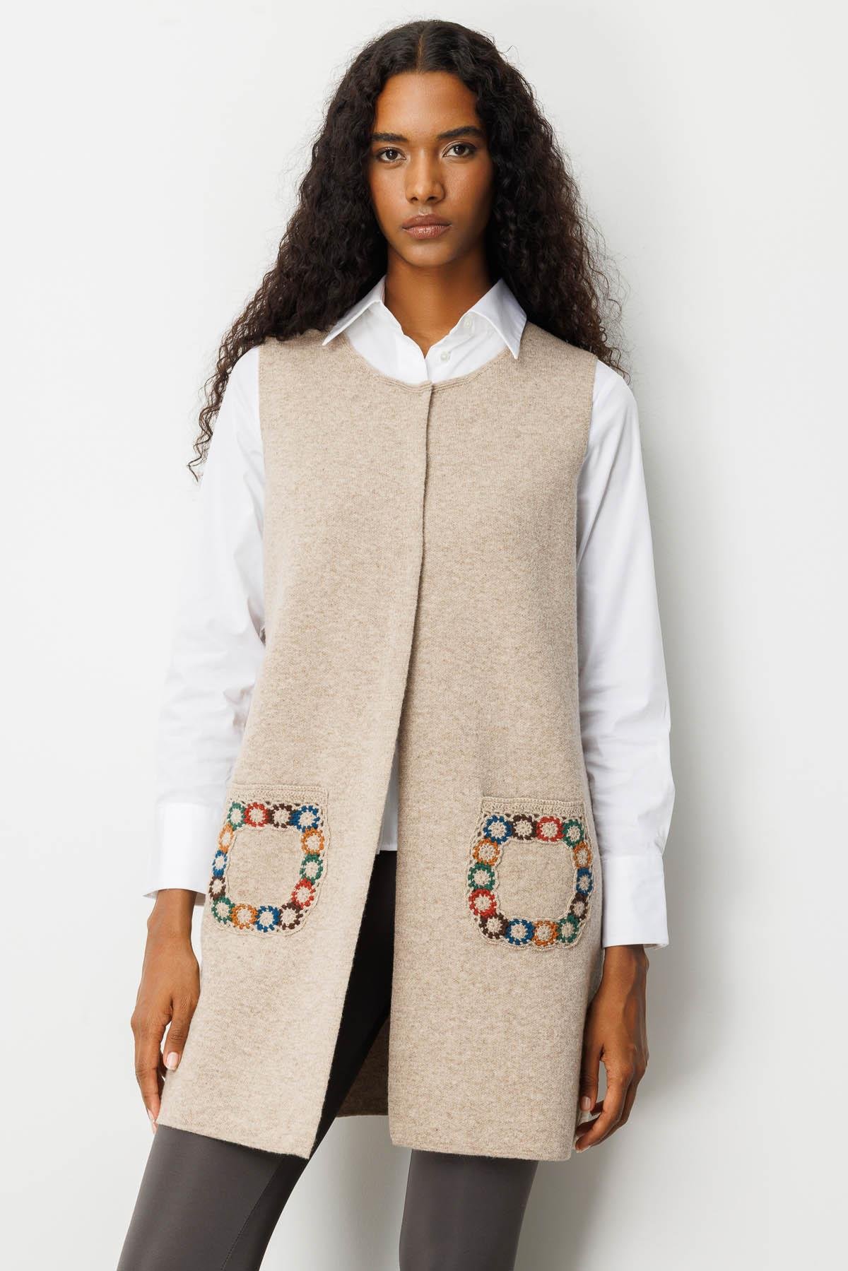 25021Kadın Sıfır Yaka Cebi Tığlamalı Uzun Yün Yelek K.Bej