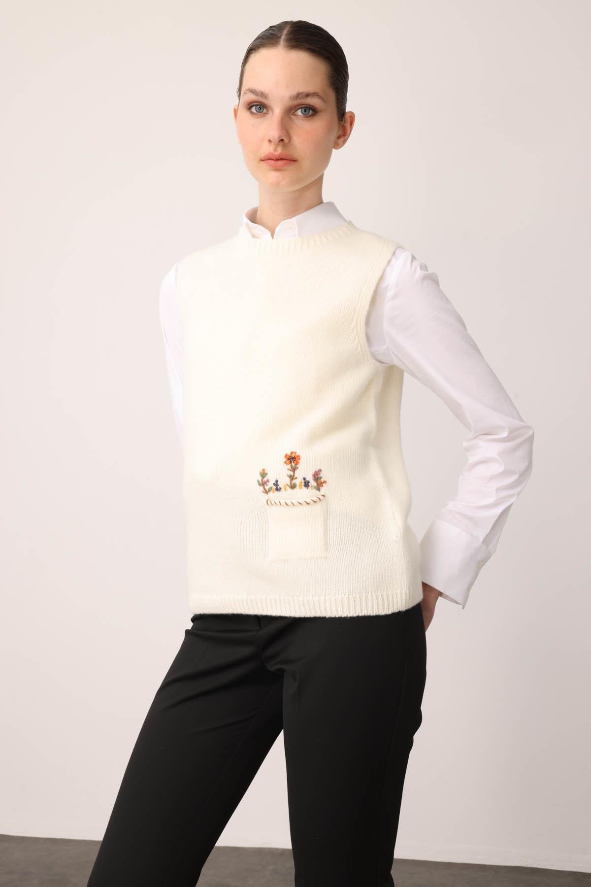 25180Kadın Sıfır Yaka Cep Üstü Çiçek Nakışlı Yün Süveter Kemik