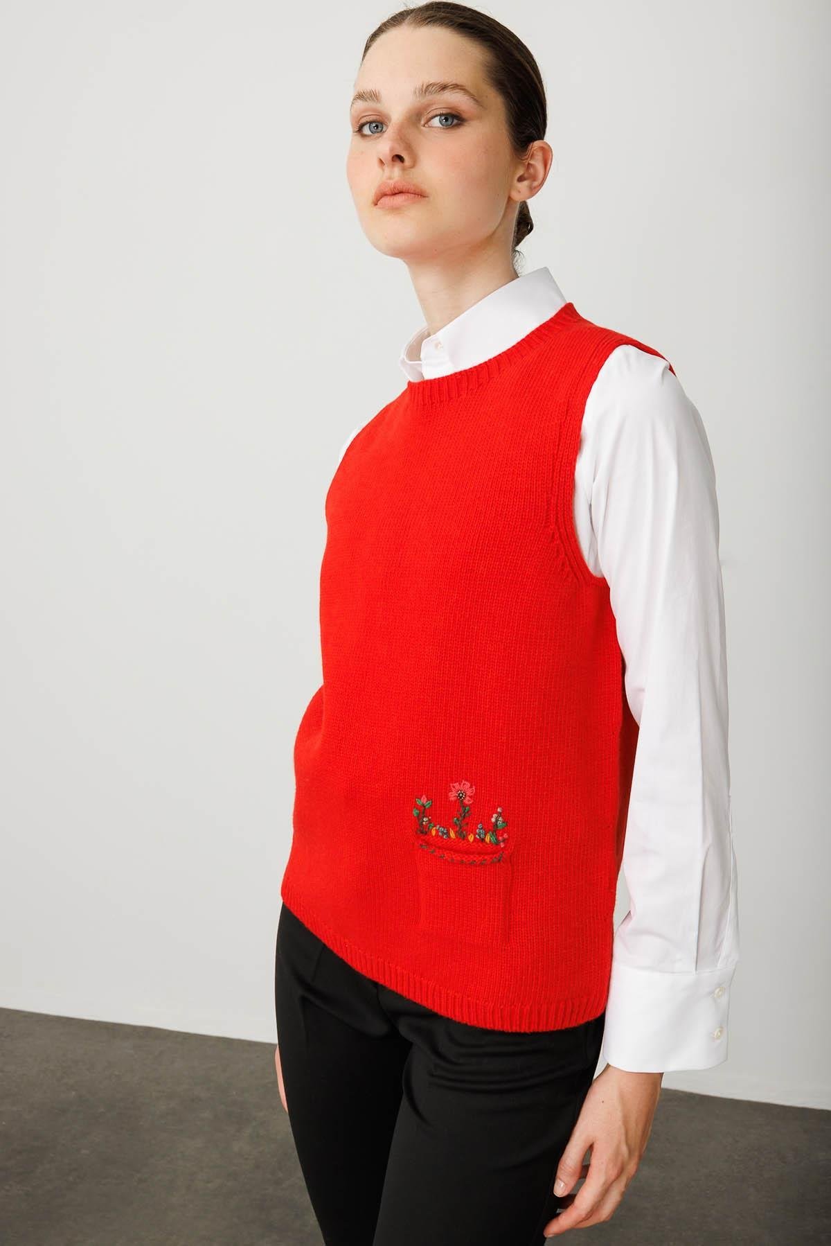 25180Kadın Sıfır Yaka Cep Üstü Çiçek Nakışlı Yün Süveter Mercan