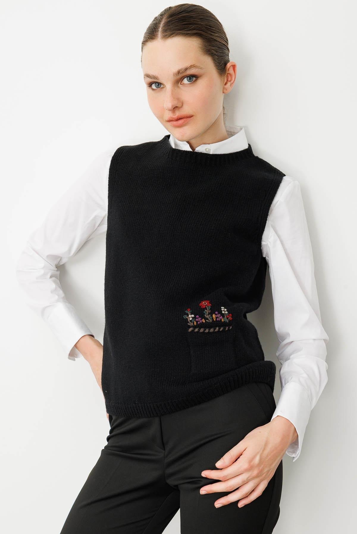 25180Kadın Sıfır Yaka Cep Üstü Çiçek Nakışlı Yün Süveter Siyah