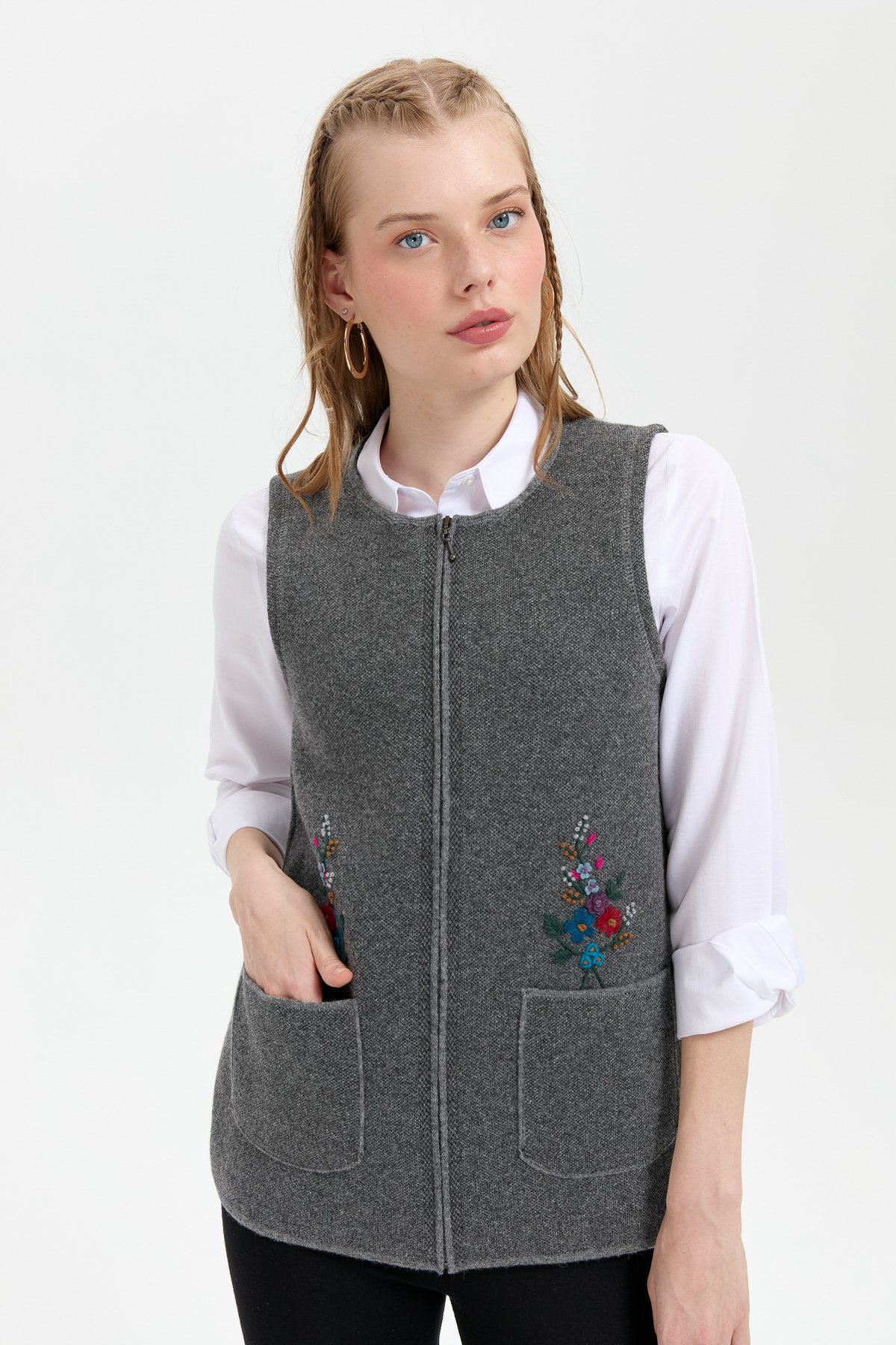 24000Kadın Sıfır Yaka Cep Üstü İşlemeli Kısa Yün Yelek Füme