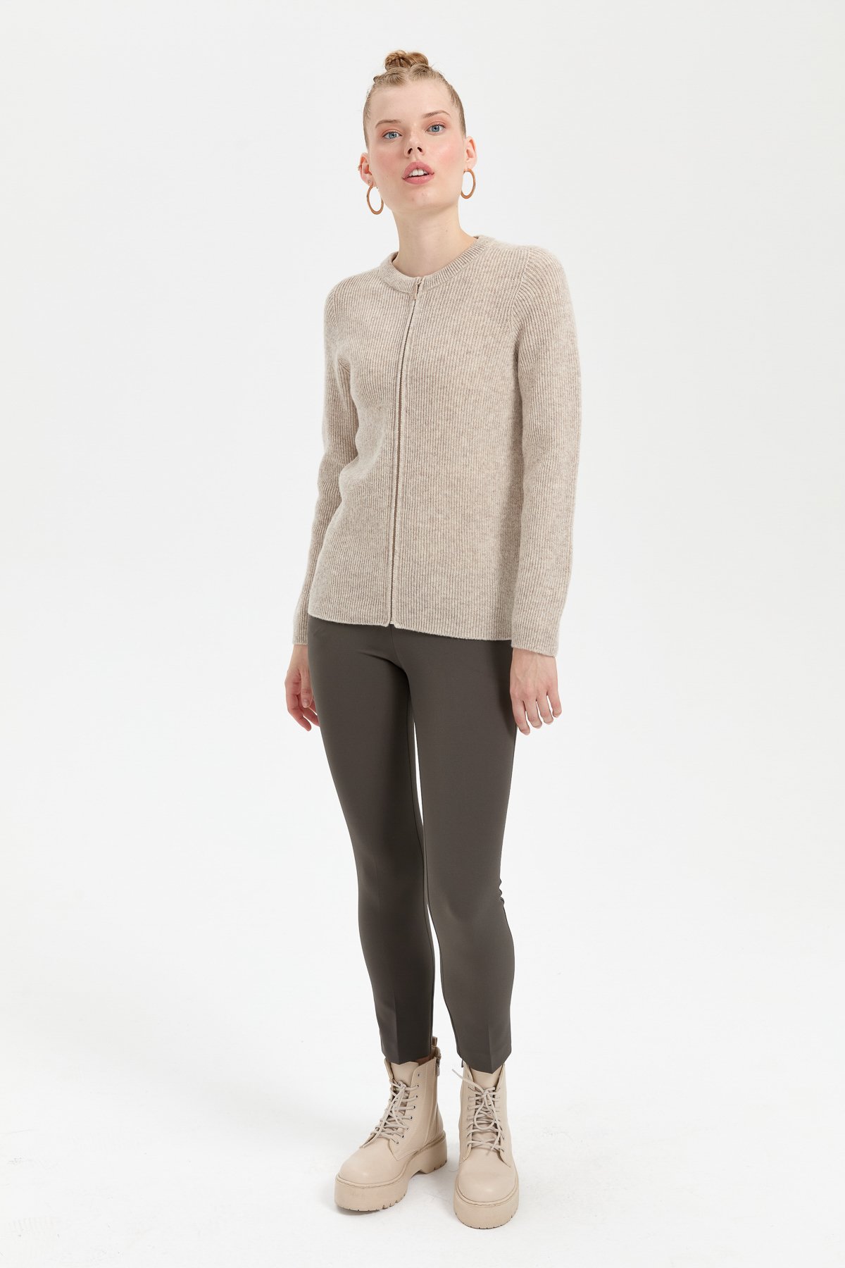 24219Kadın Sıfır Yaka Dikişsiz Fermuarlı Yün Hırka V.Bej