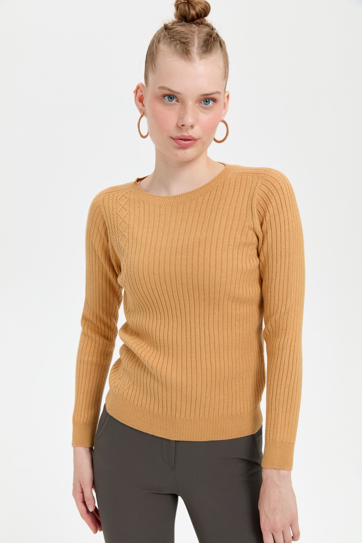 24183Kadın Sıfır Yaka Dikişsiz Önü Desenli Kazak Camel