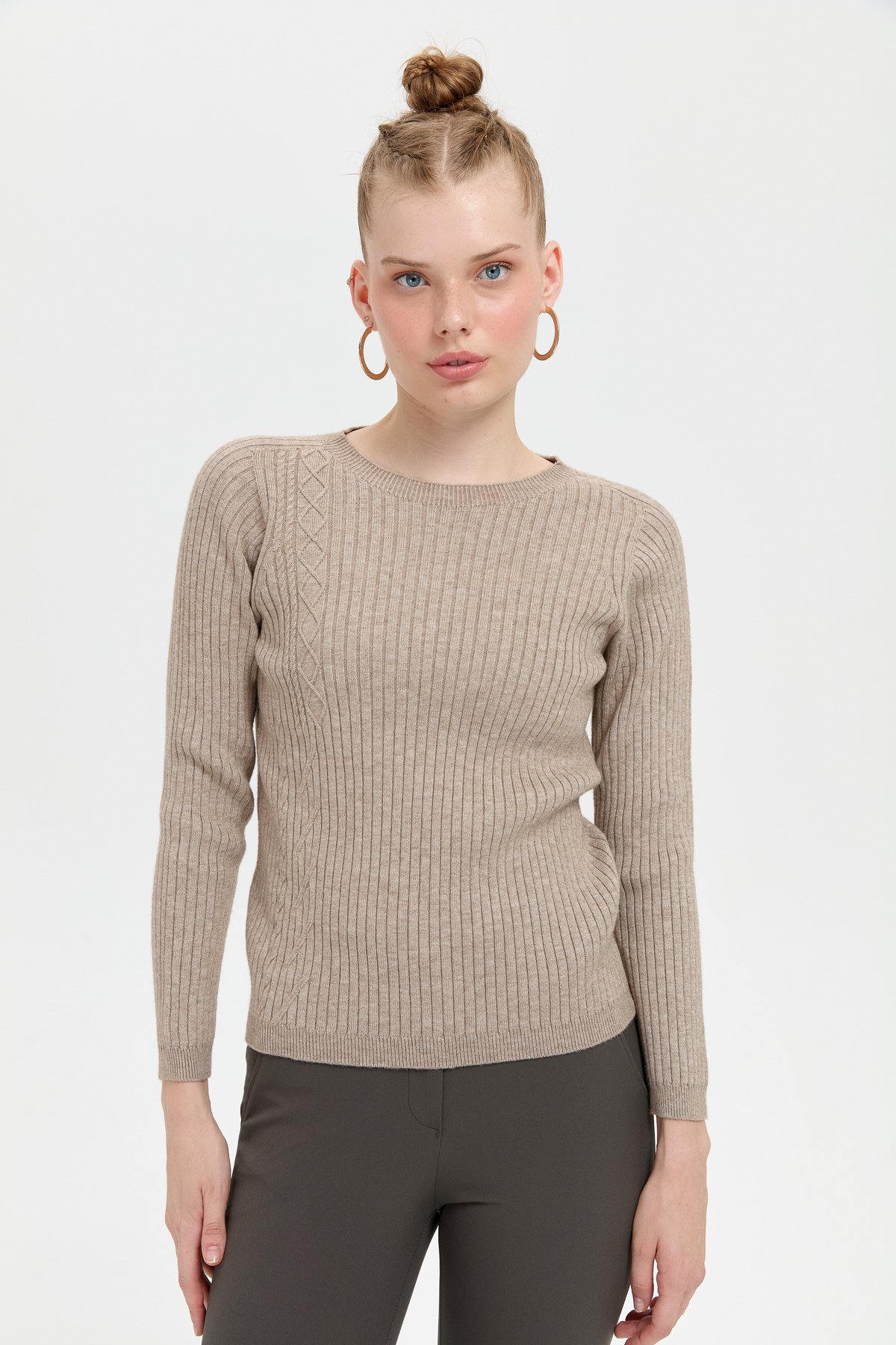 24183Kadın Sıfır Yaka Dikişsiz Önü Desenli Kazak Vizon