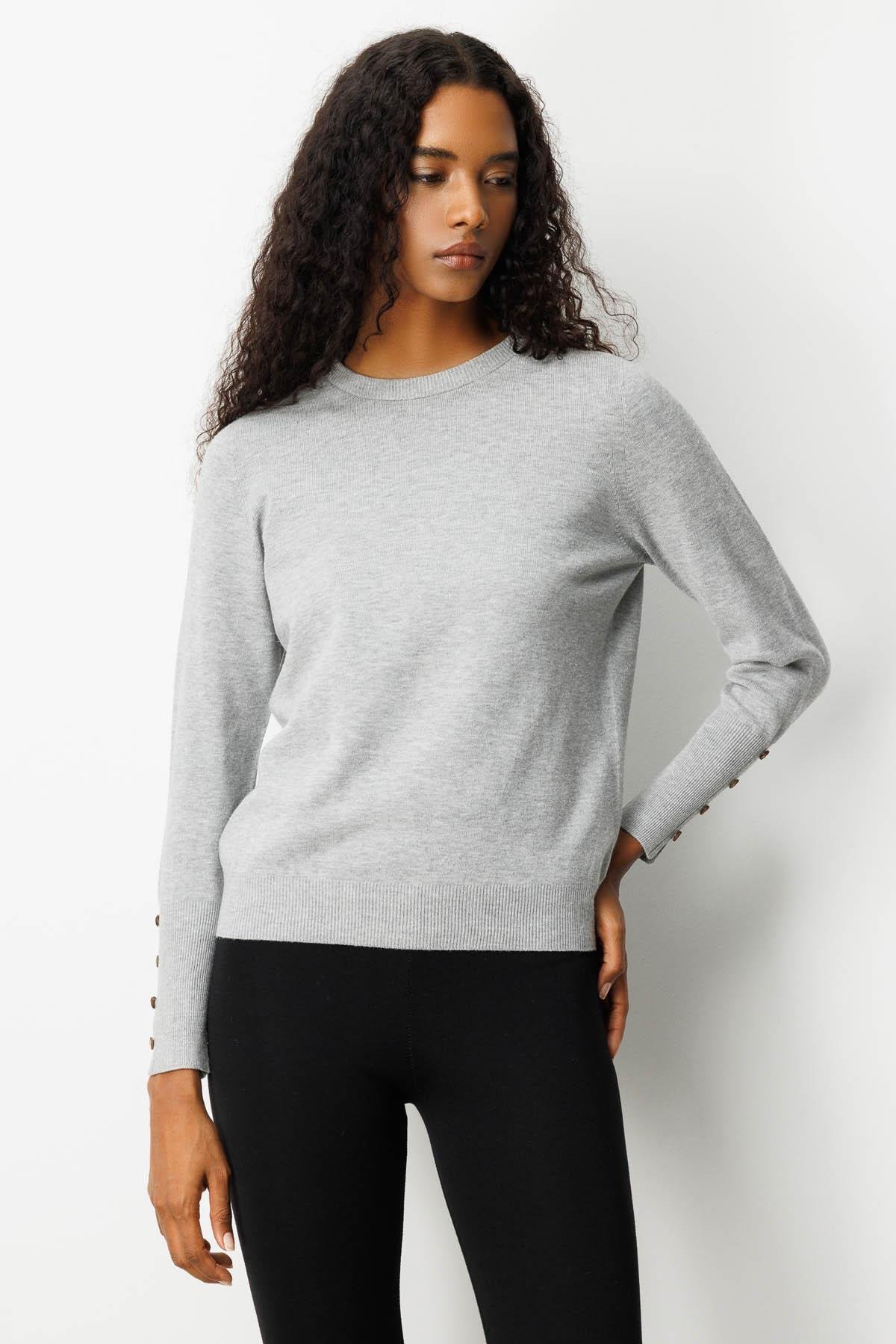 23331Kadın Sıfır Yaka Önü Kısa Arkası Uzun Kazak Gri