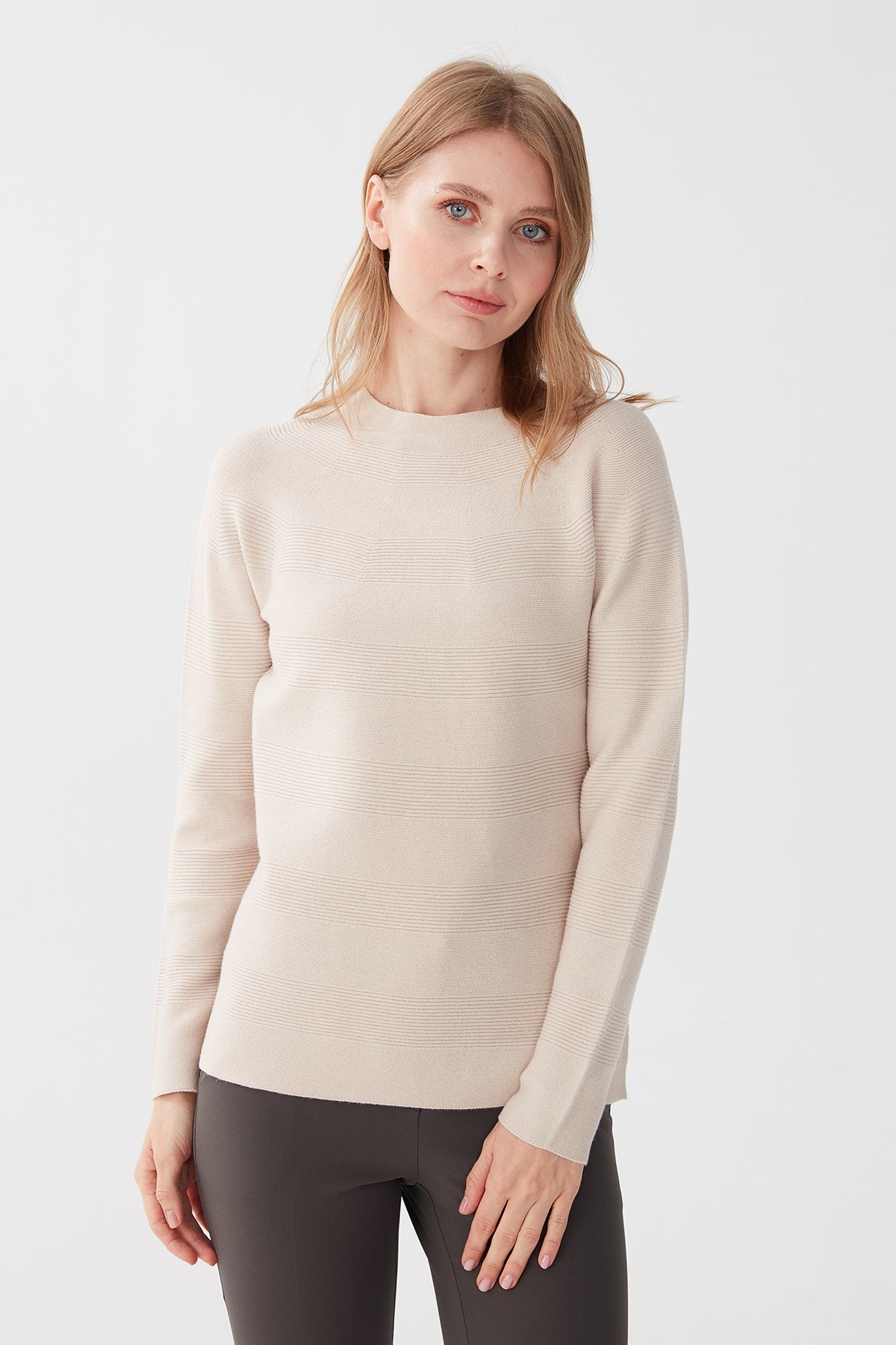 Женский трикотаж Свитер Бежевый