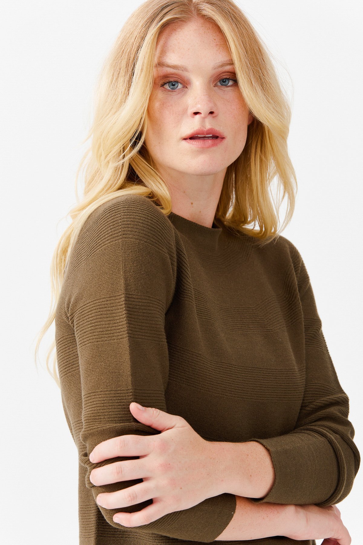 22280Женский бесшовный вязаный свитер с круглым вырезом бежевый 