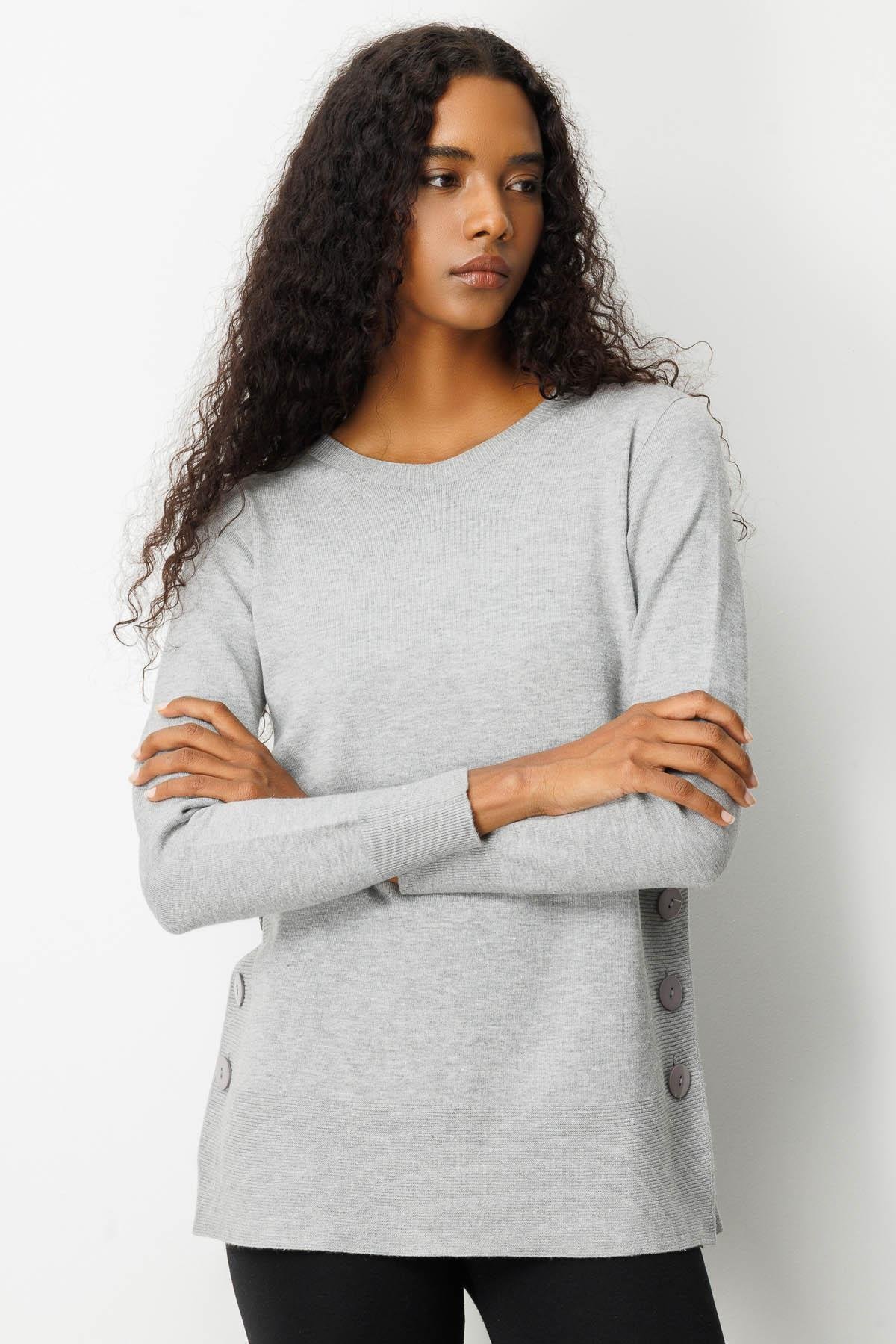 23390Kadın Sıfır Yaka Dikişsiz Yanları Düğmeli Simli Kazak Gri