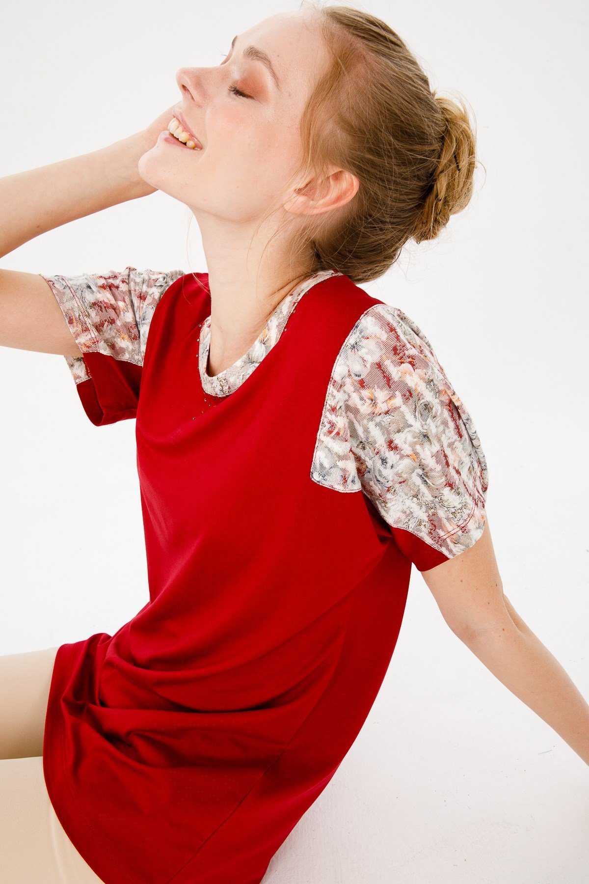 KADIN SIFIR YAKA DÜŞÜK KOL ÇİÇEK BASKILI PENYE BLUZ K.KIRMIZI