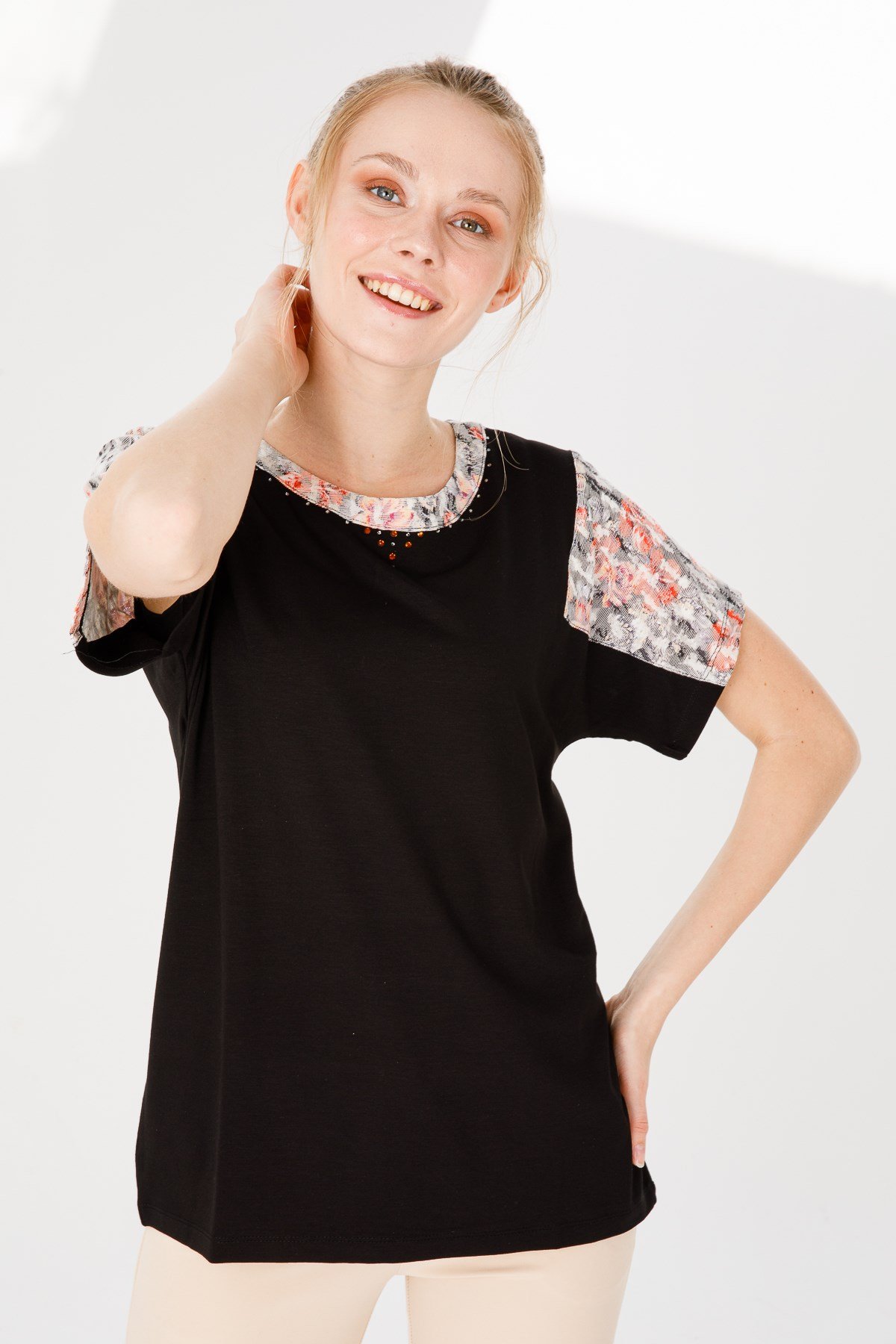 KADIN SIFIR YAKA DÜŞÜK KOL ÇİÇEK BASKILI PENYE BLUZ SİYAH