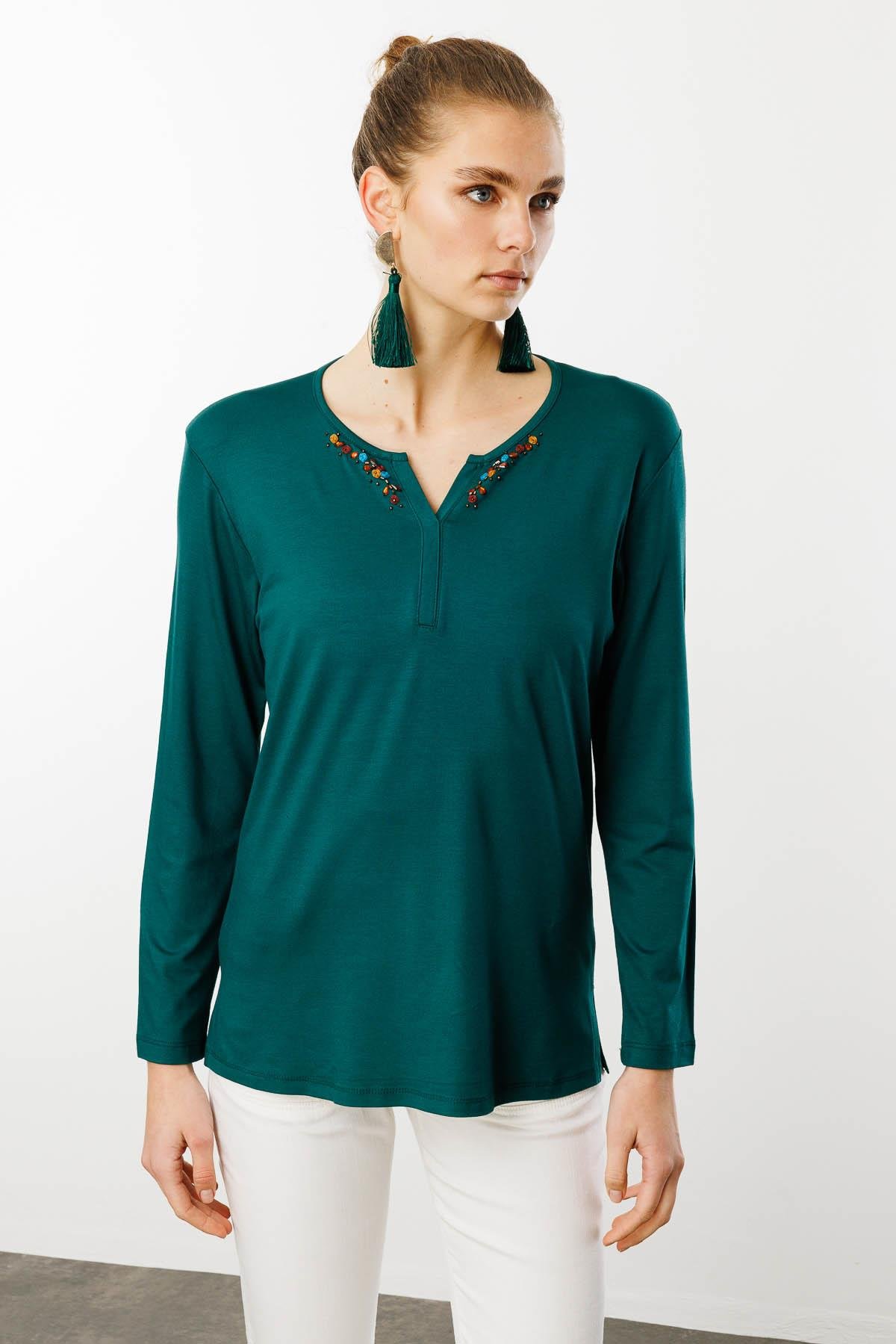 25705Kadın Sıfır Yaka El Nakışı İşlemeli Bluz Yeşil