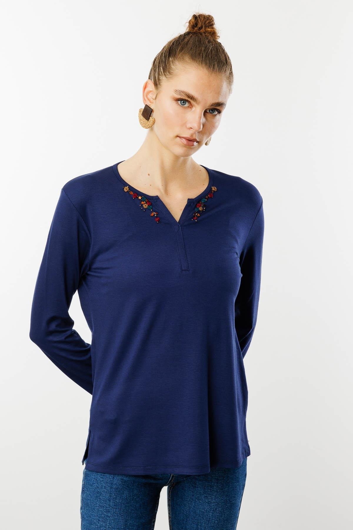 25705Kadın Sıfır Yaka El Nakışı İşlemeli Bluz Lacivert