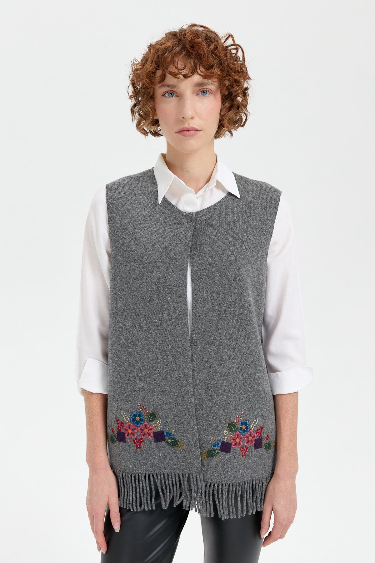 24010Kadın Sıfır Yaka Eteği İşlemeli Yün Yelek Füme