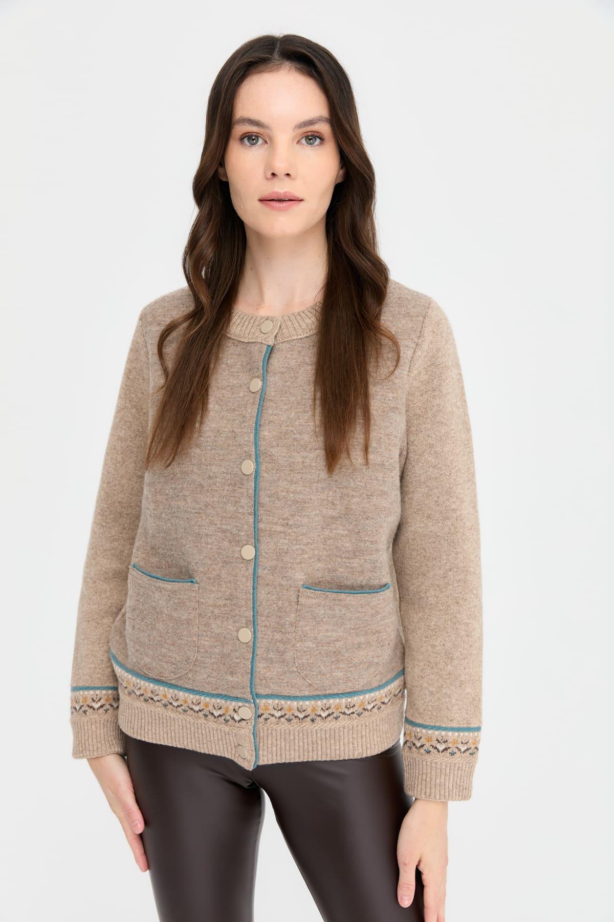 24085Kadın Sıfır Yaka Eteği ve Kol Ucu Desenli Yün Ceket K.Bej