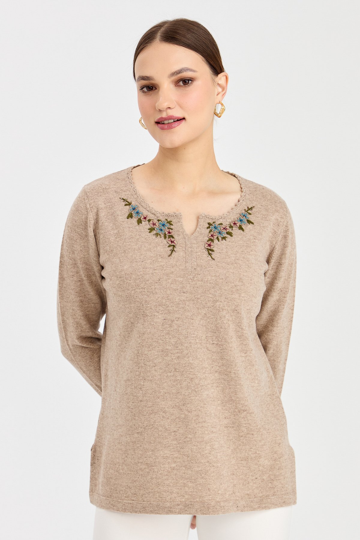 23005Kadın Sıfır Yaka Kenarı Dantel İşlemeli Yün Kazak K.Bej