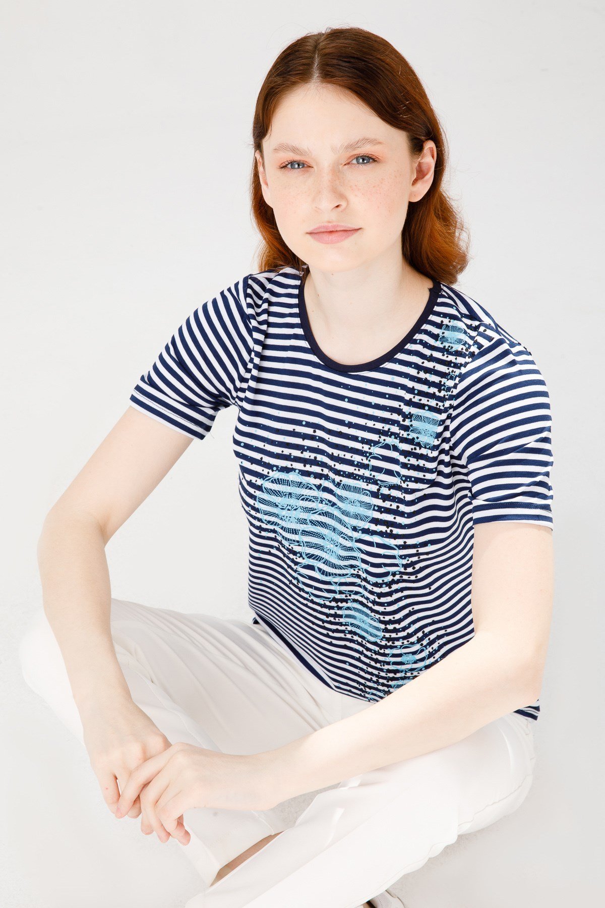 KADIN SIFIR YAKA KISA KOL ÇİÇEK BASKILI ÇİZGİLİ PENYE BLUZ LACİVERT