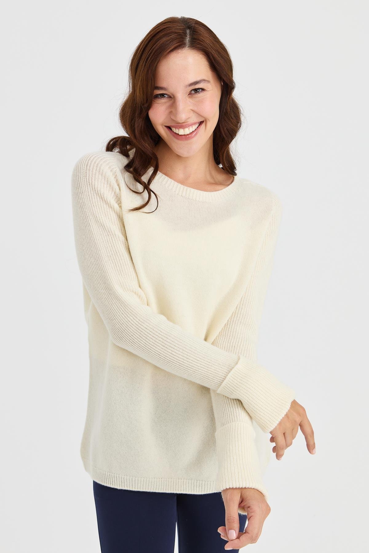 22000Kadın Sıfır Yaka Kolları Yırtmaçlı Kazak Kemik