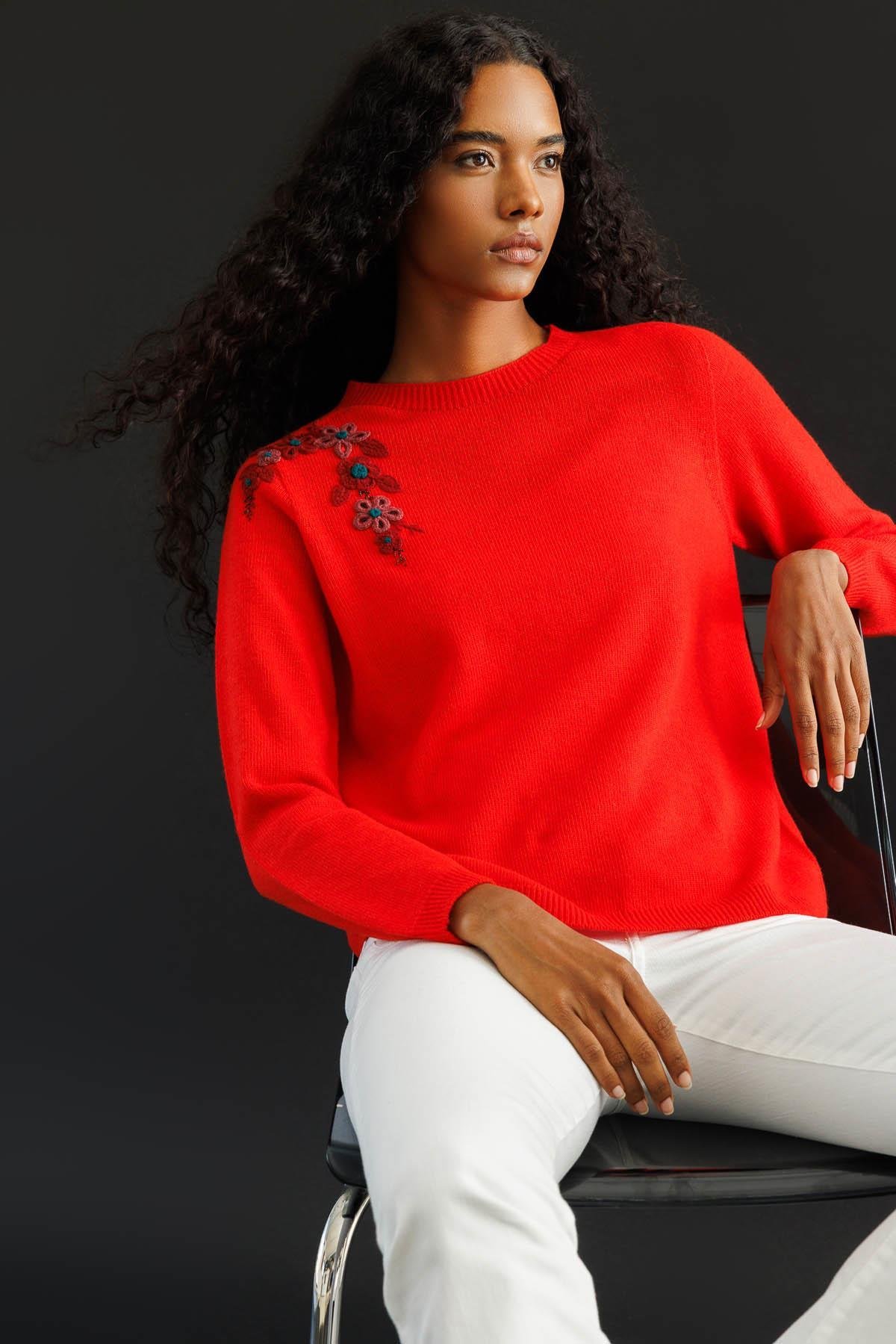 25204Kadın Sıfır Yaka Omuzu İşlemeli Yün Kazak Mercan