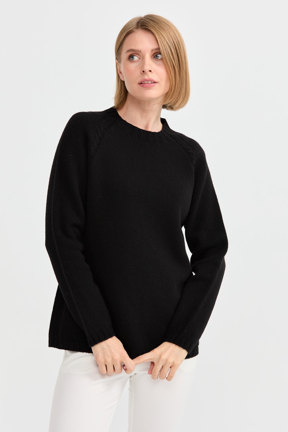 22096Kadın Sıfır Yaka Omzu Saç Örgülü Yün Kazak Siyah