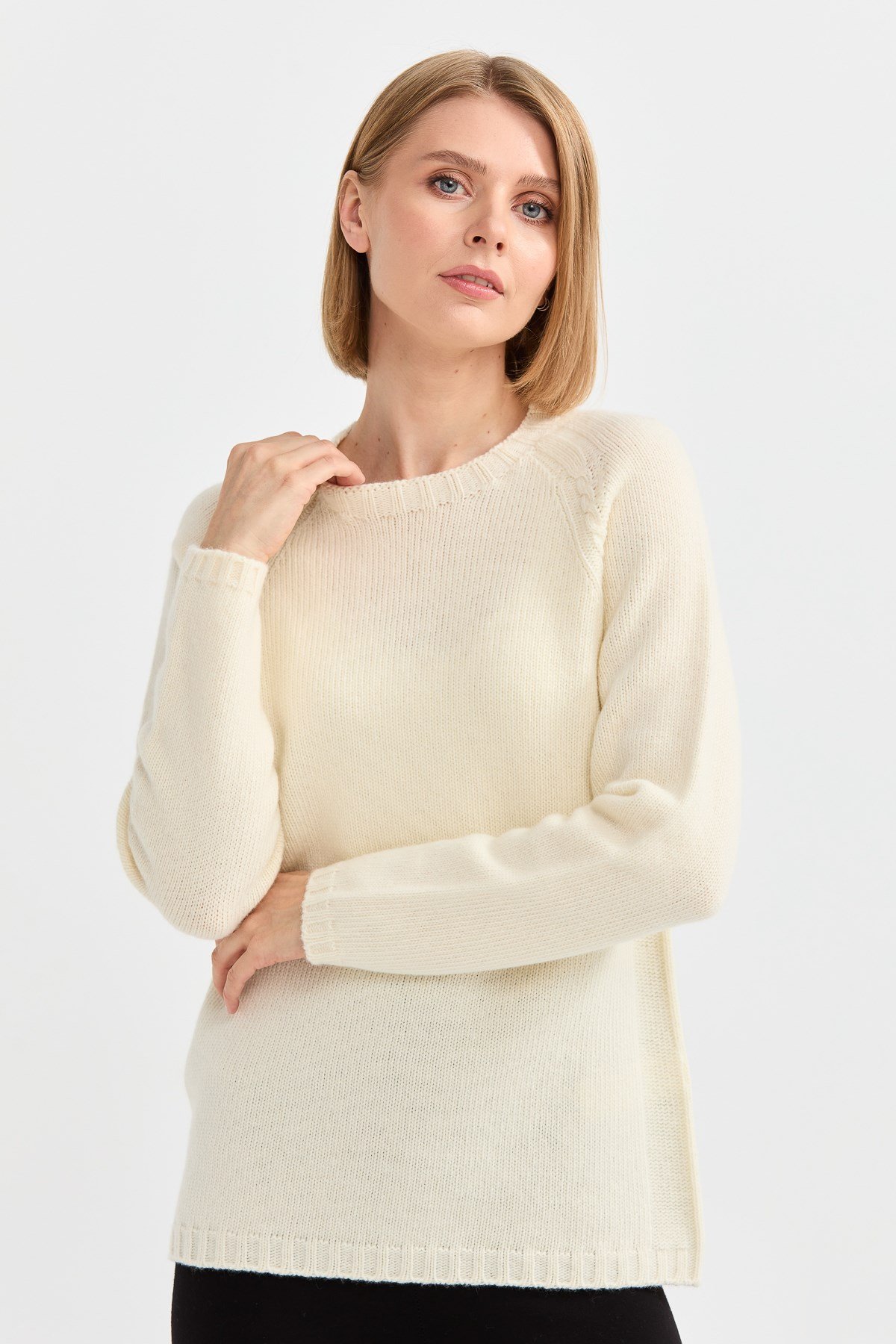 22096Kadın Sıfır Yaka Omzu Saç Örgülü Yün Kazak Kemik