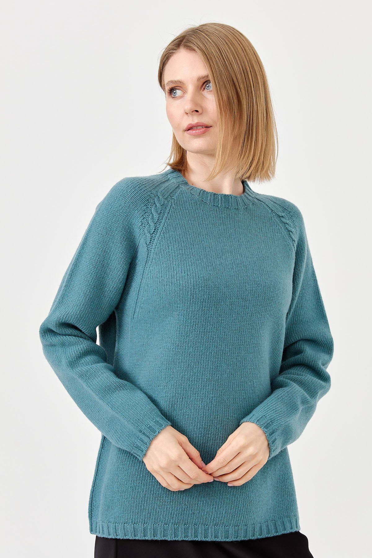 22096Kadın Sıfır Yaka Omzu Saç Örgülü Yün Kazak M.Yeşili