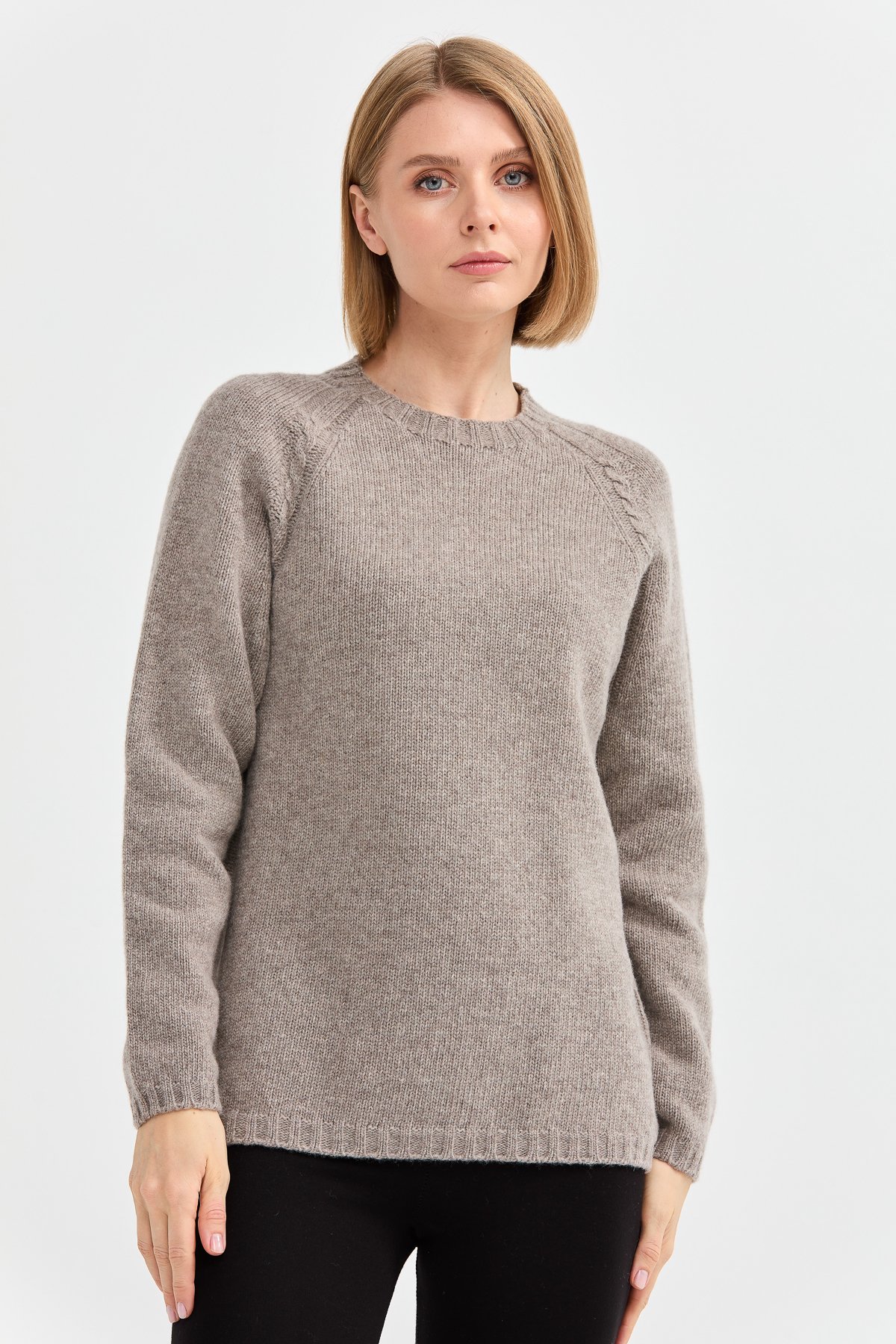 22096Kadın Sıfır Yaka Omzu Saç Örgülü Yün Kazak Vizon