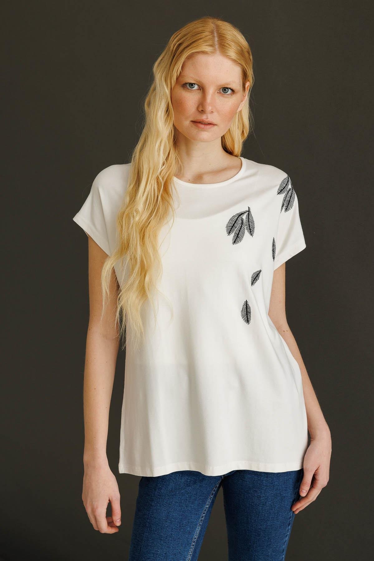 22767Женская хлопковая футболка с круглым вырезом и стразами на вороте кремовая 