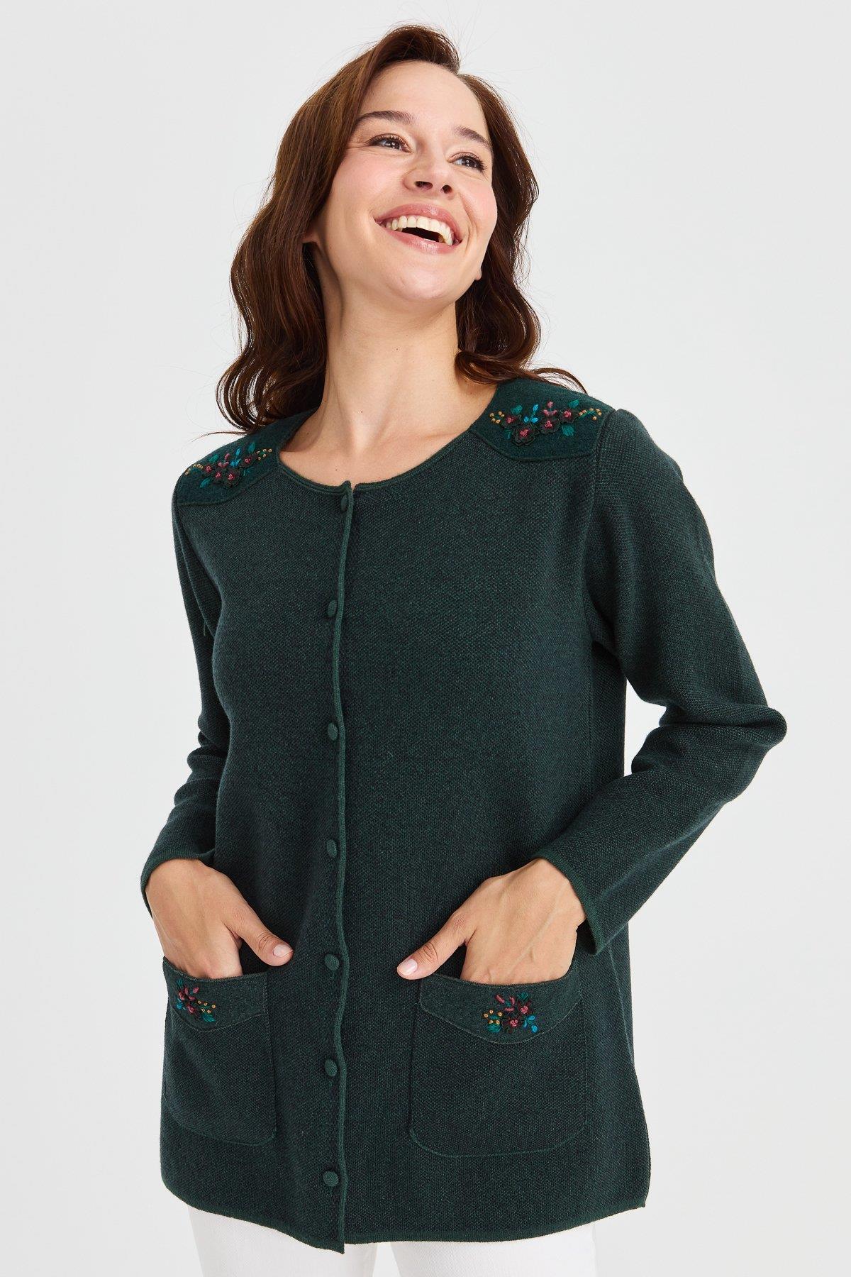 23008Женская шерстяная куртка с круглым вырезом, плечами и карманами из фетра с вышивкой