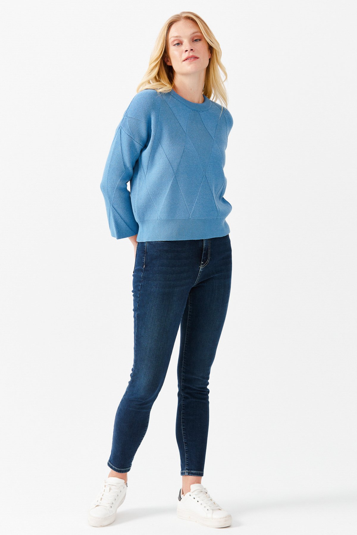 22050Женский короткий свитер с круглым вырезом и узором ромбы спереди, голубой