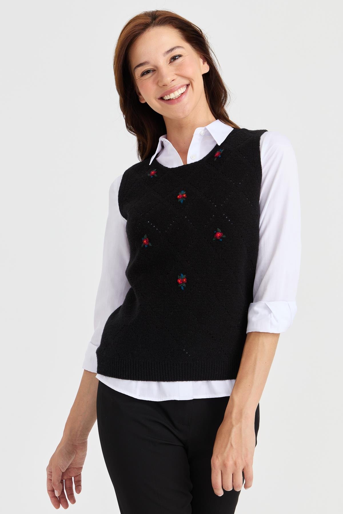 23160Kadın Sıfır Yaka Önü Baklava Linksli Yün Süveter Siyah