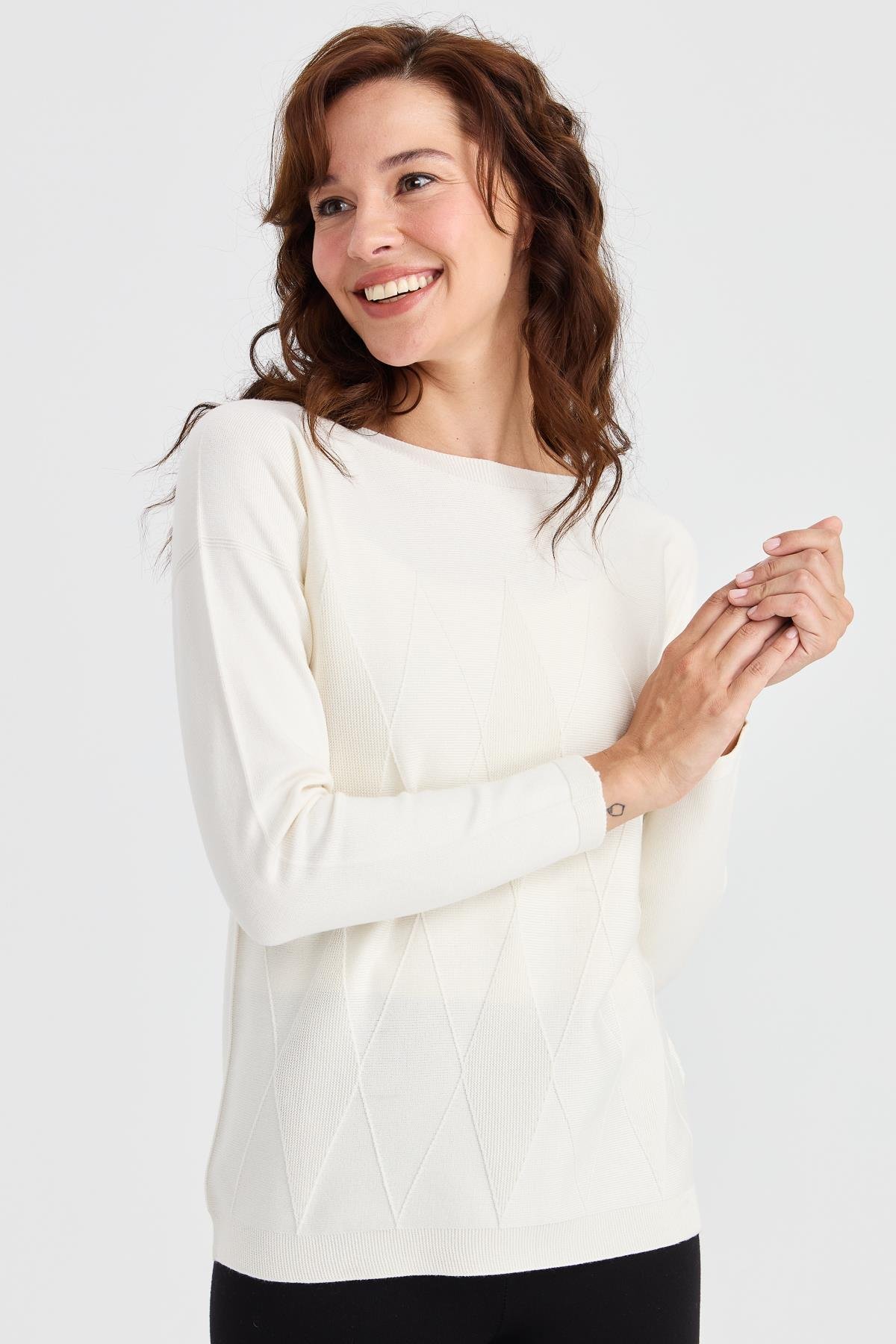 23155Kadın Sıfır Yaka Önü Baklava Örgü Kazak Kemik