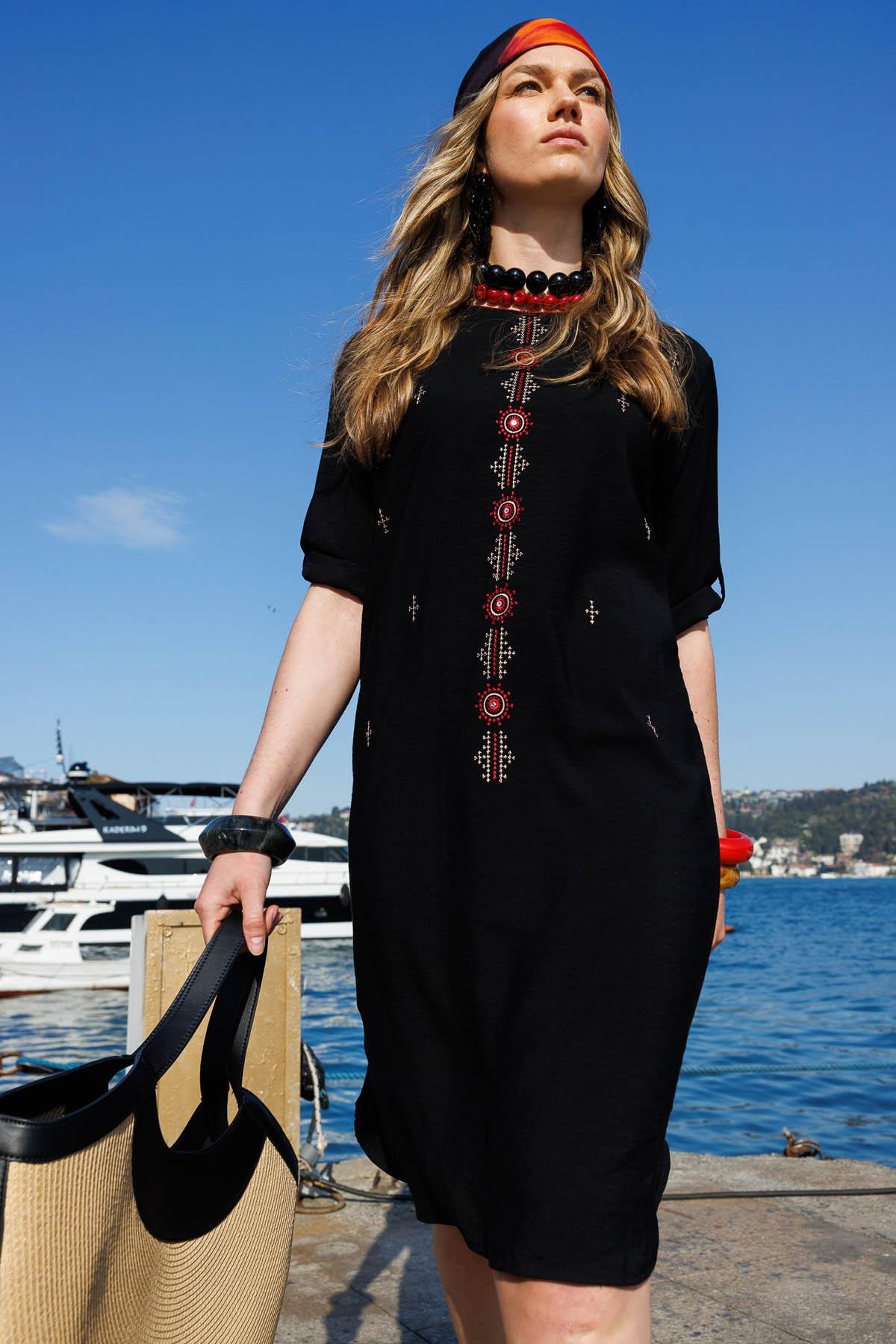 25774Kadın Sıfır Yaka Önü Nakışlı Elbise Siyah