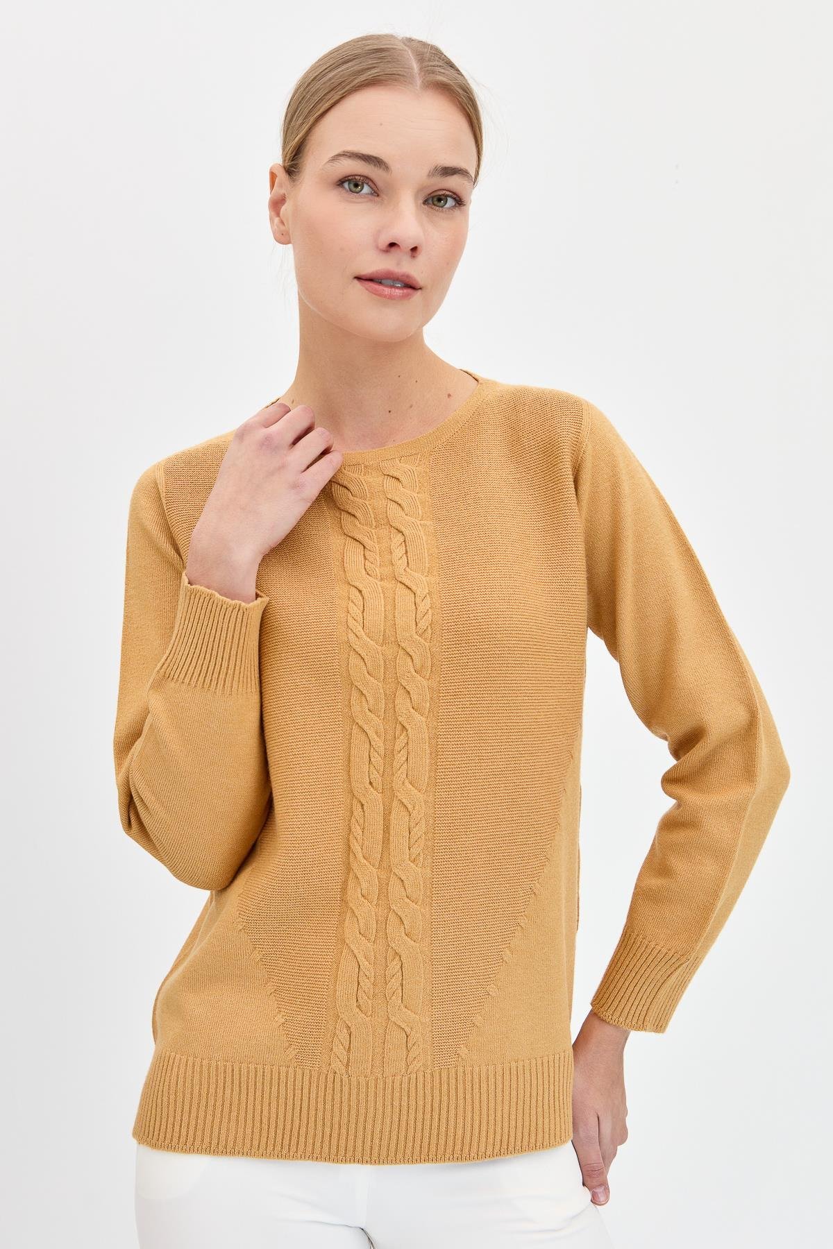 24185Kadın Sıfır Yaka Önü Saç Örgülü Kazak Camel
